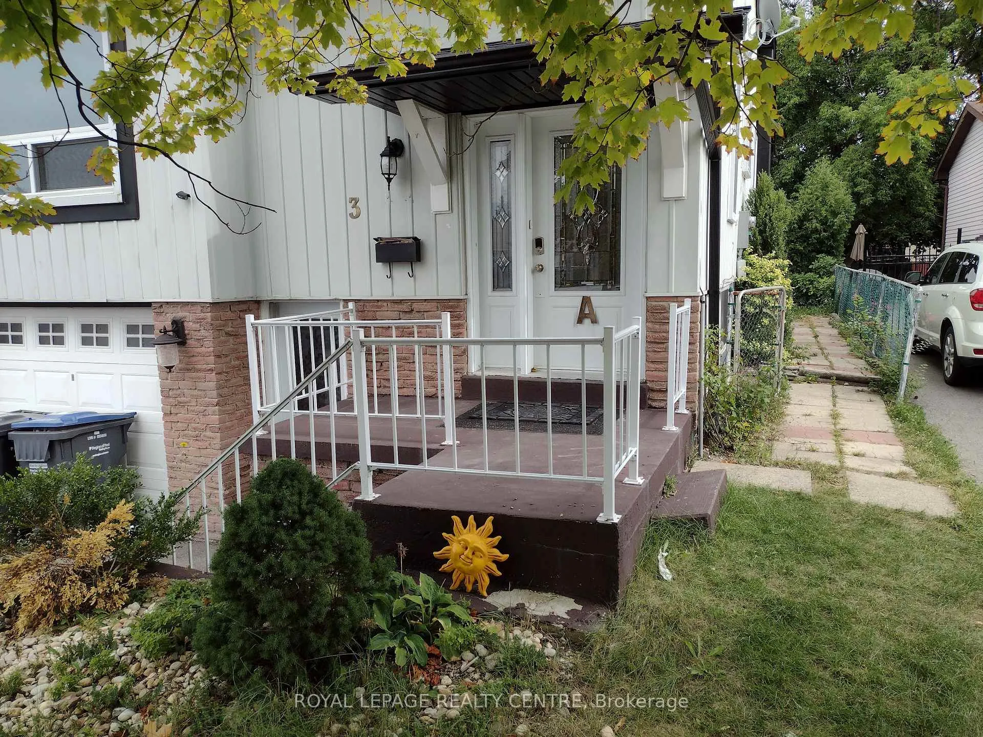 Photo 2 of Unit Upper, 3 Salisbury Circle, Brampton, Brampton North — HOMEH