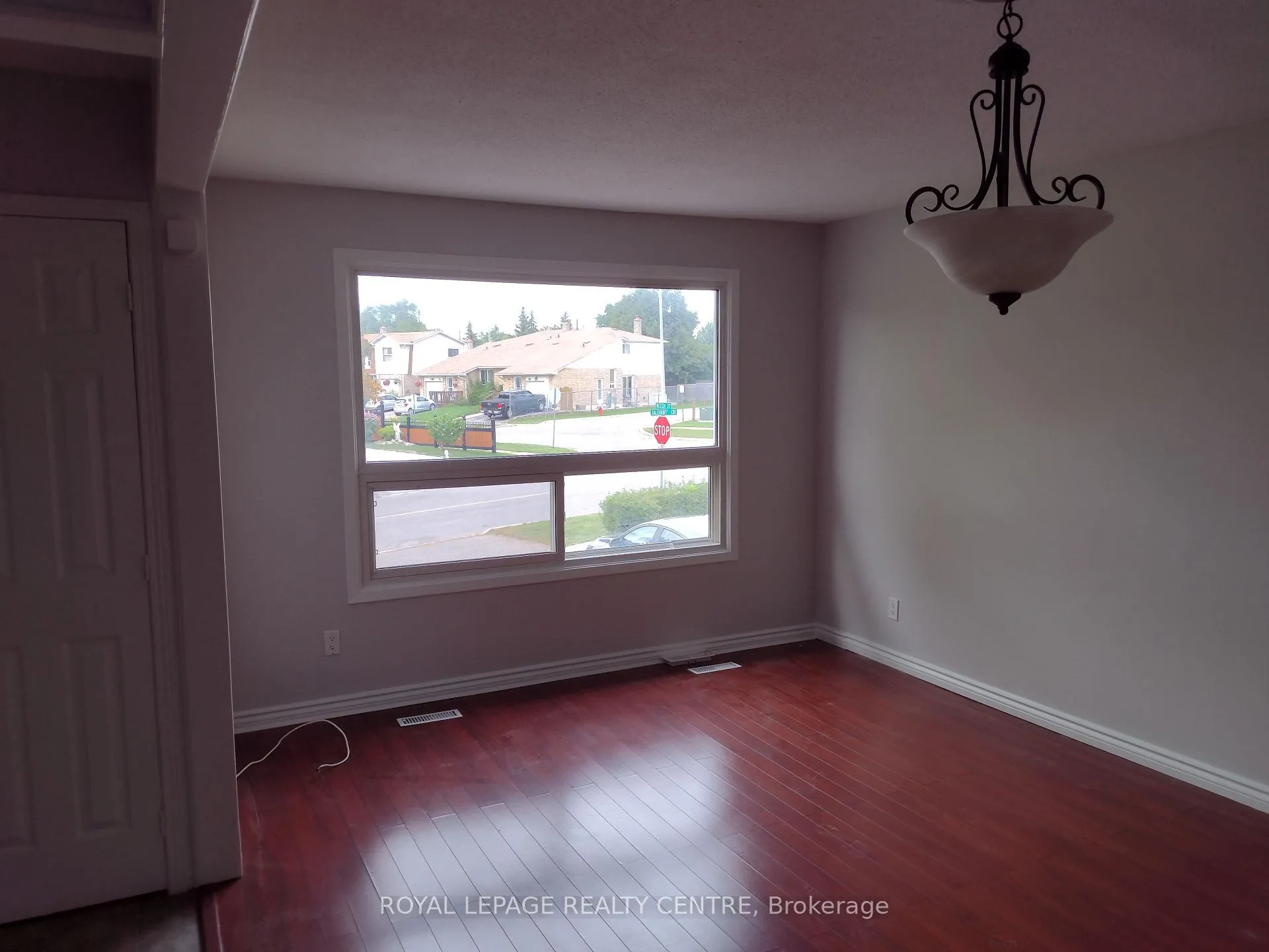 Photo 4 of Unit Upper, 3 Salisbury Circle, Brampton, Brampton North — HOMEH