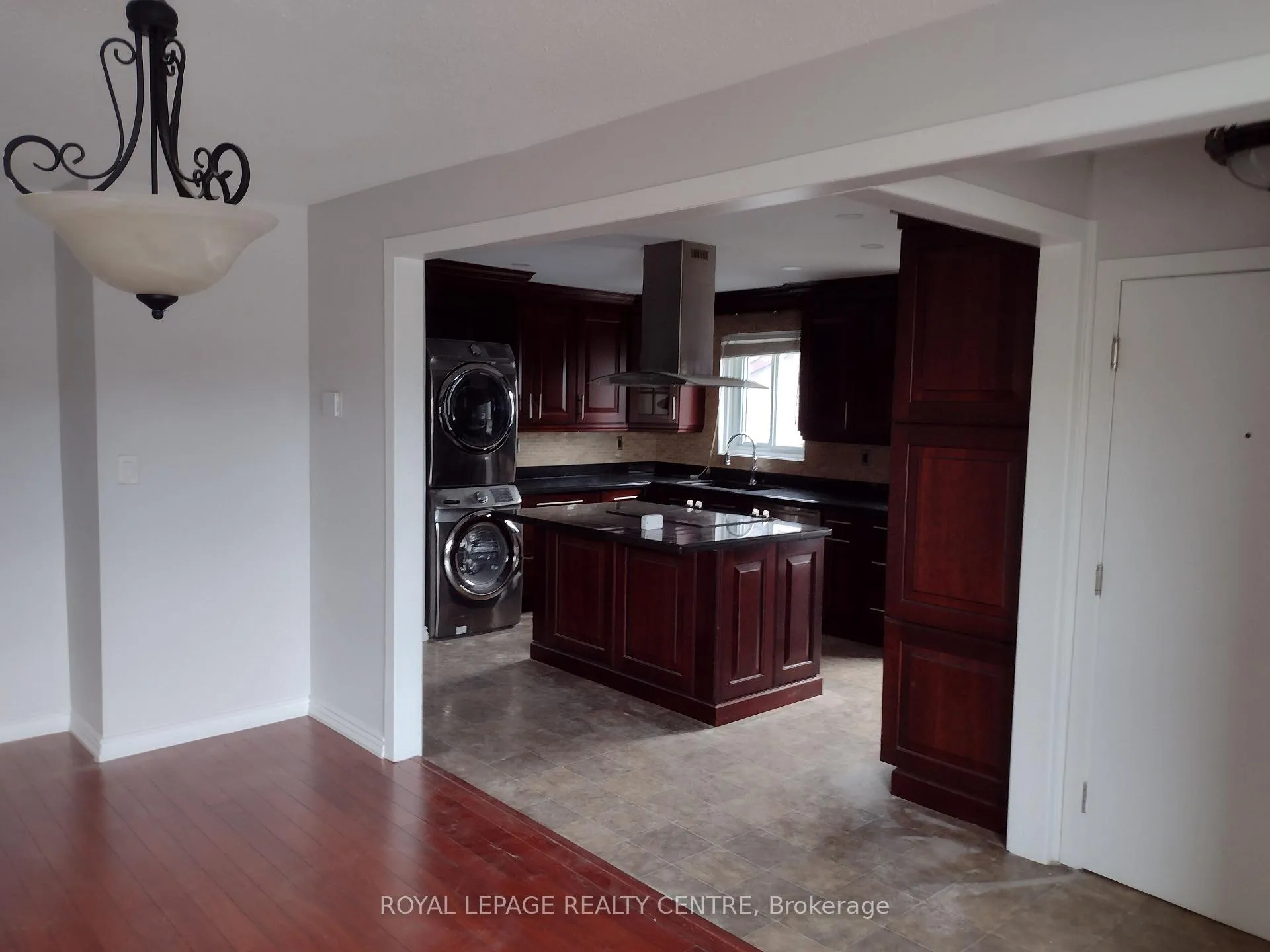 Photo 5 of Unit Upper, 3 Salisbury Circle, Brampton, Brampton North — HOMEH
