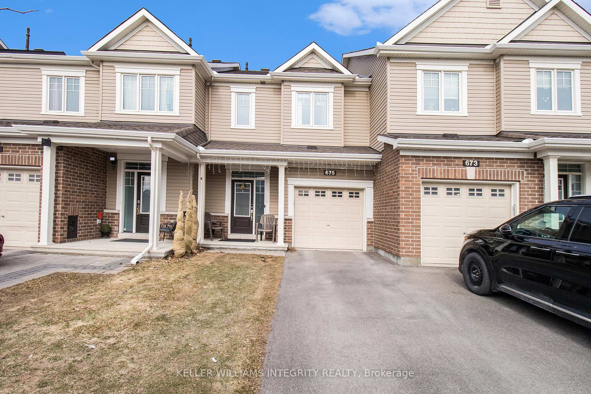 Front of 675 Lauraleaf Crescent