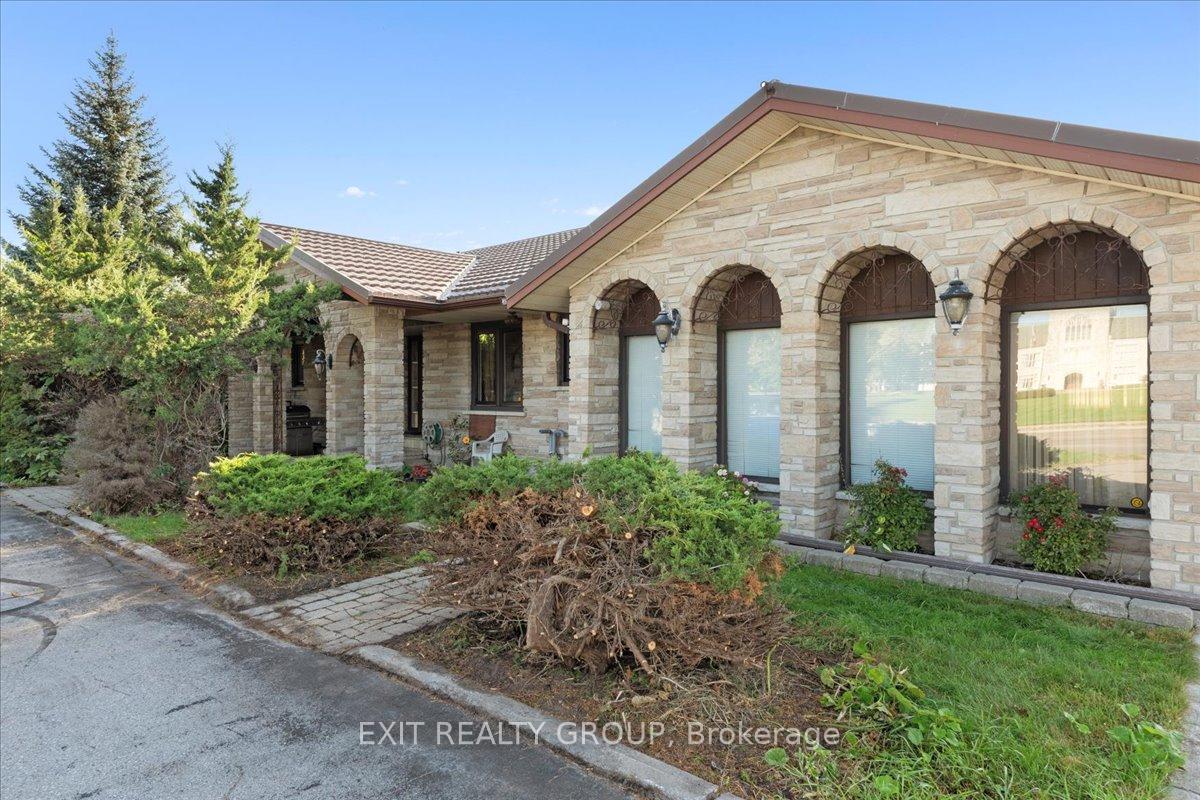 Front of 157 Dundas Street W