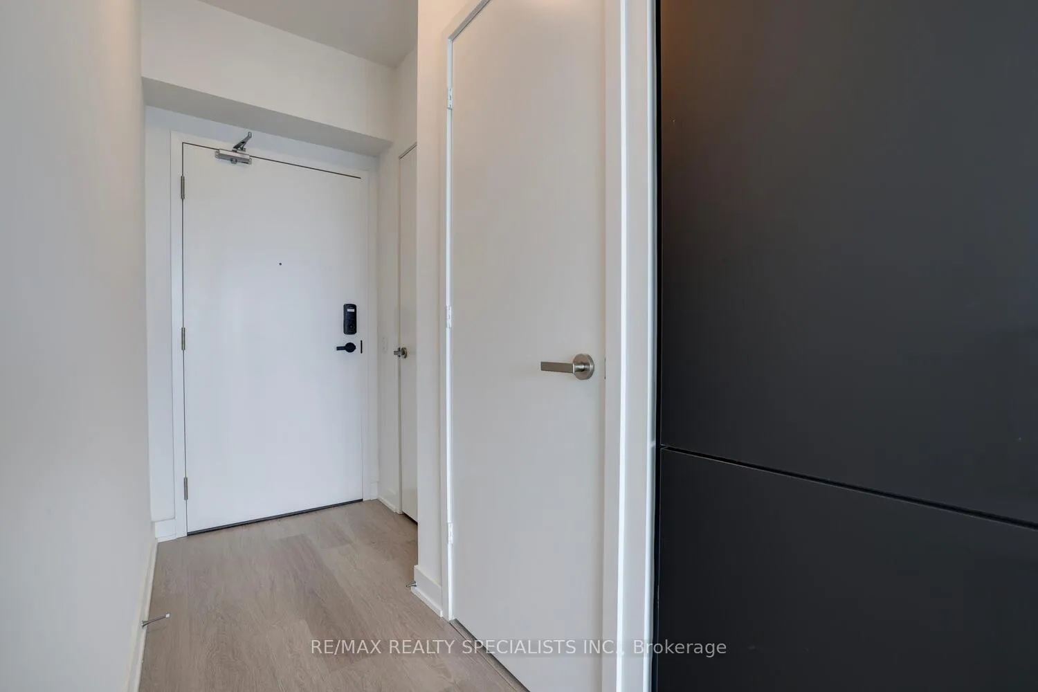 Photo 4 of Unit 2008, 3883 Quartz Road, Mississauga, City Centre — HOMEH