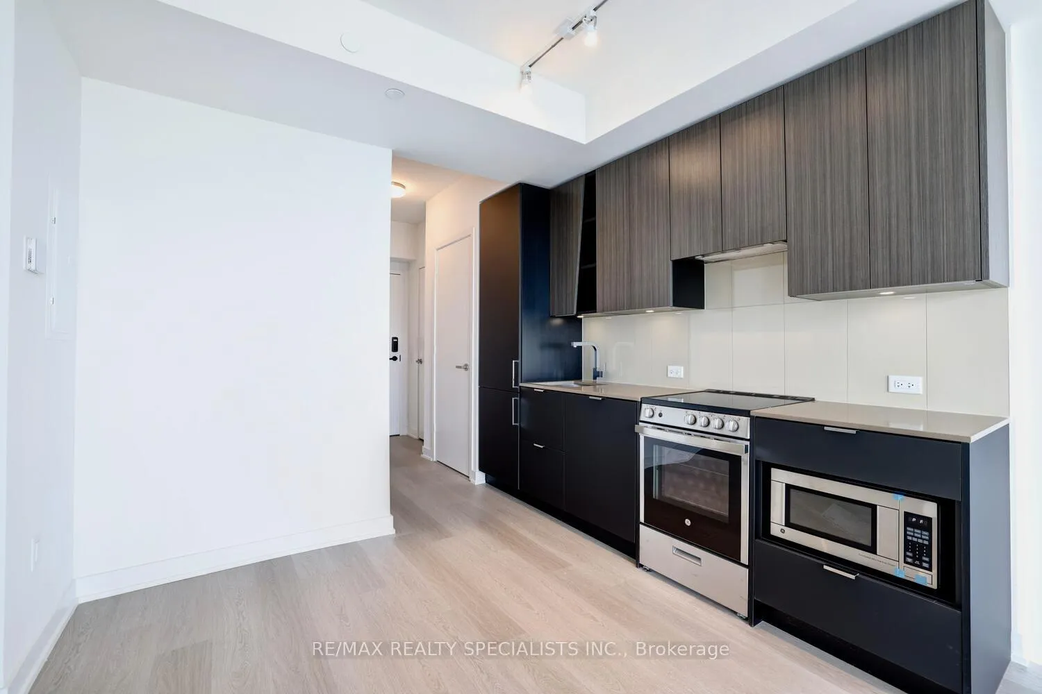 Photo 7 of Unit 2008, 3883 Quartz Road, Mississauga, City Centre — HOMEH