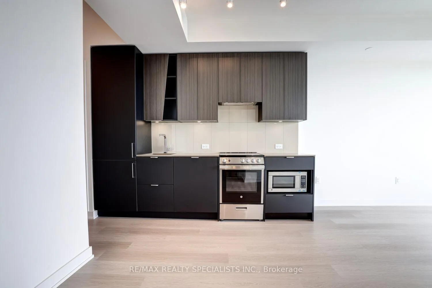 Photo 8 of Unit 2008, 3883 Quartz Road, Mississauga, City Centre — HOMEH