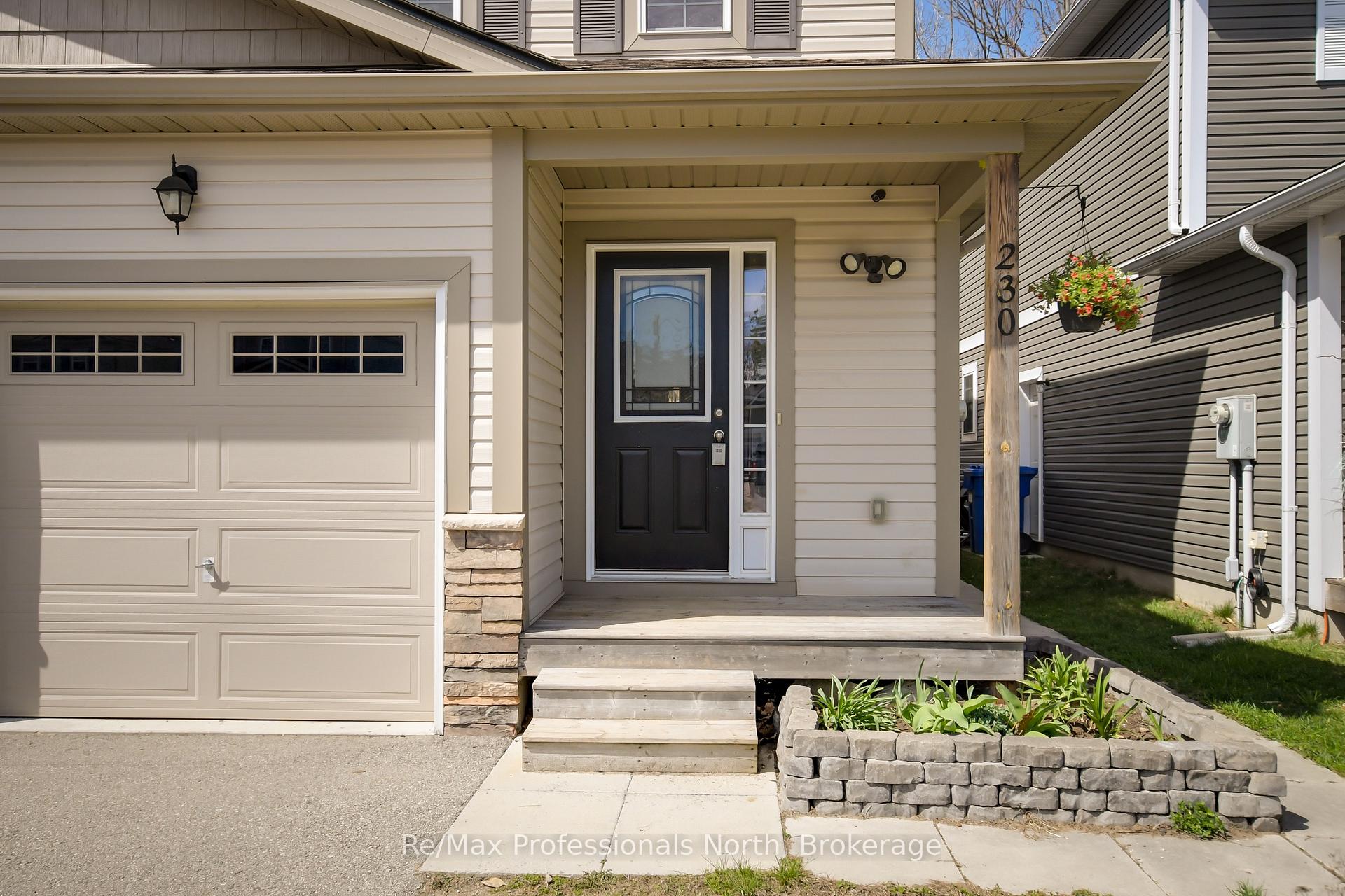 Photo 2 of 230 Pine Street, Gravenhurst, Muskoka (S) — HOMEH