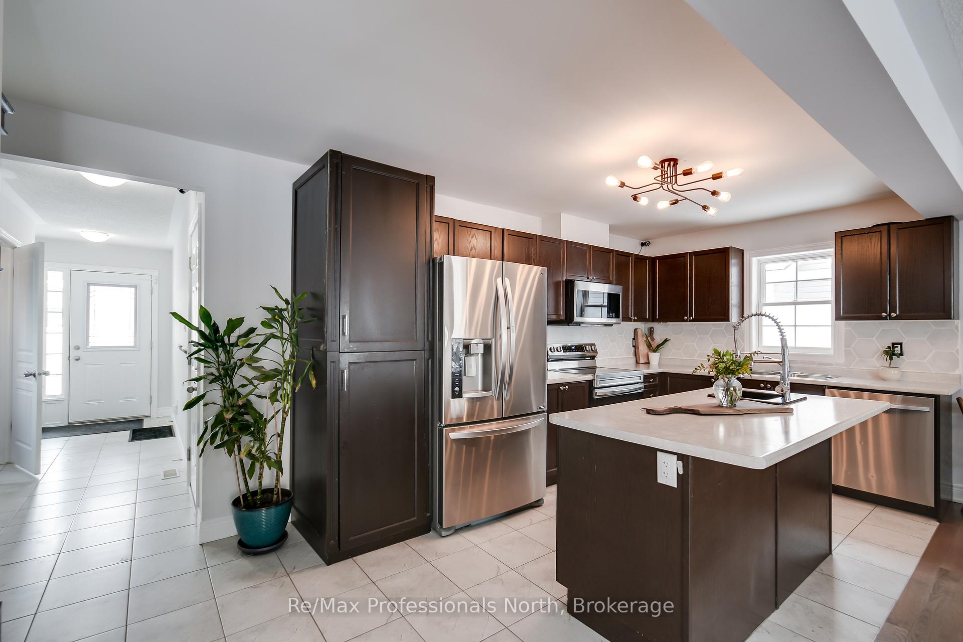 Photo 3 of 230 Pine Street, Gravenhurst, Muskoka (S) — HOMEH