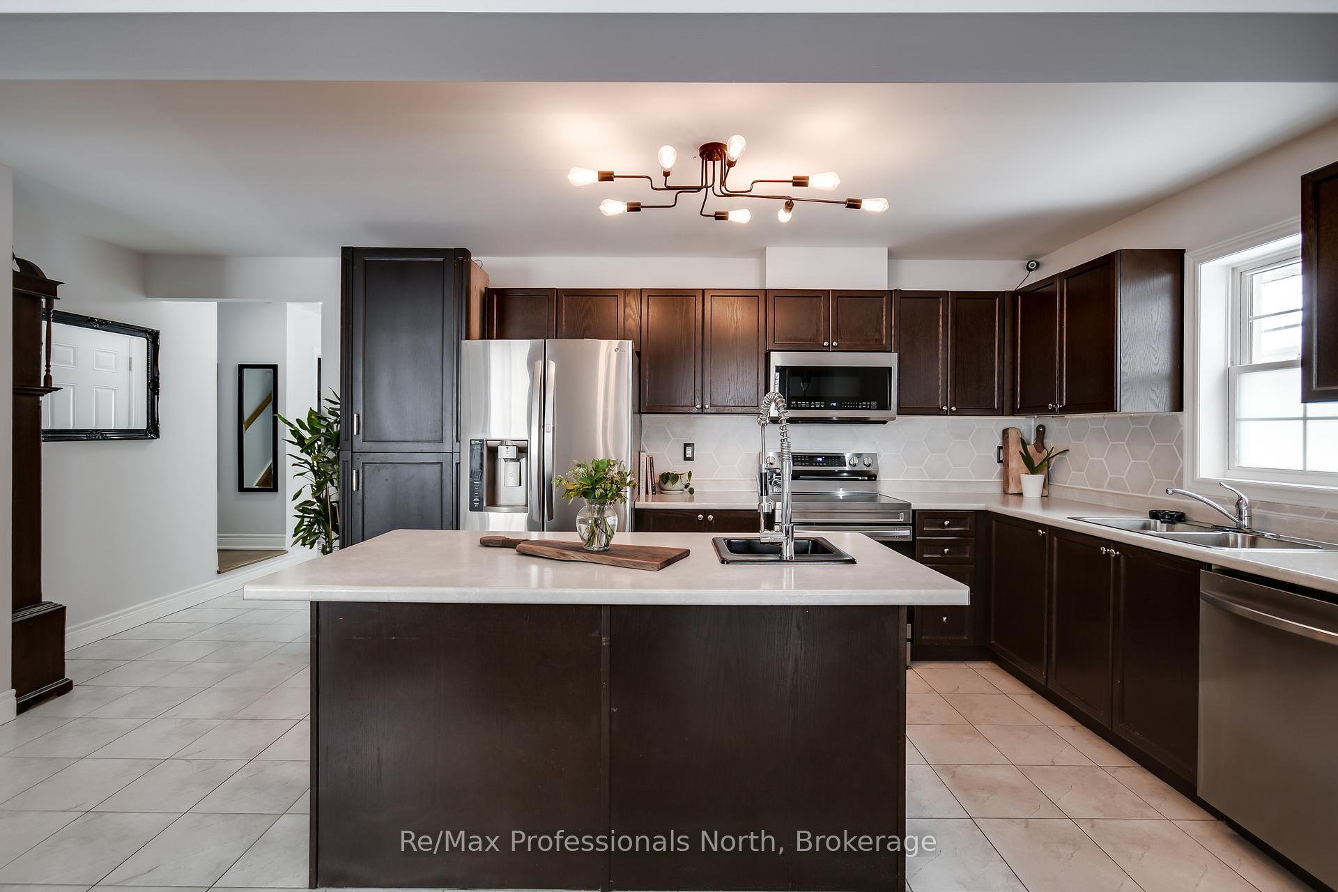 Photo 4 of 230 Pine Street, Gravenhurst, Muskoka (S) — HOMEH