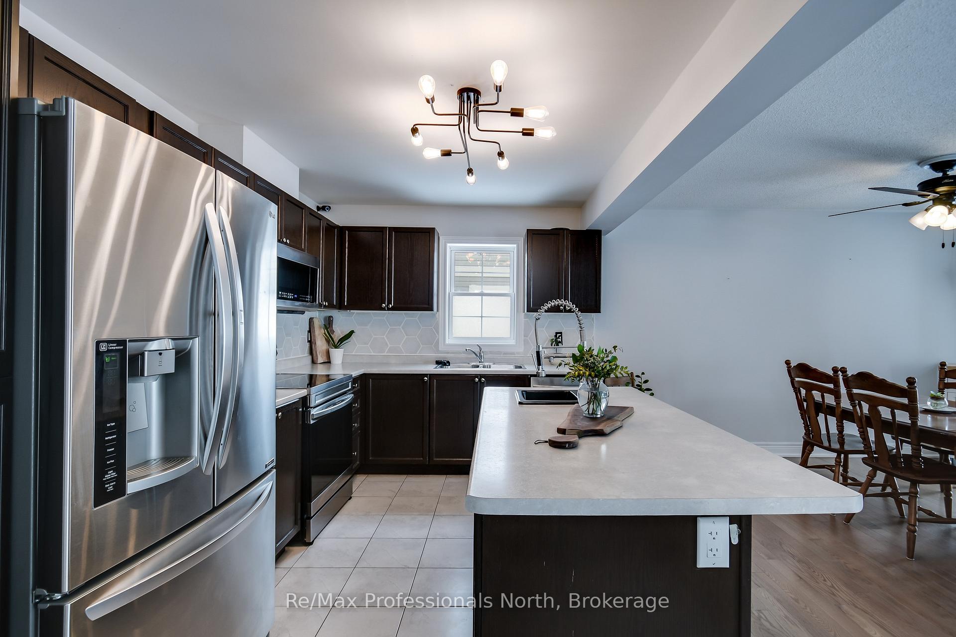 Photo 5 of 230 Pine Street, Gravenhurst, Muskoka (S) — HOMEH