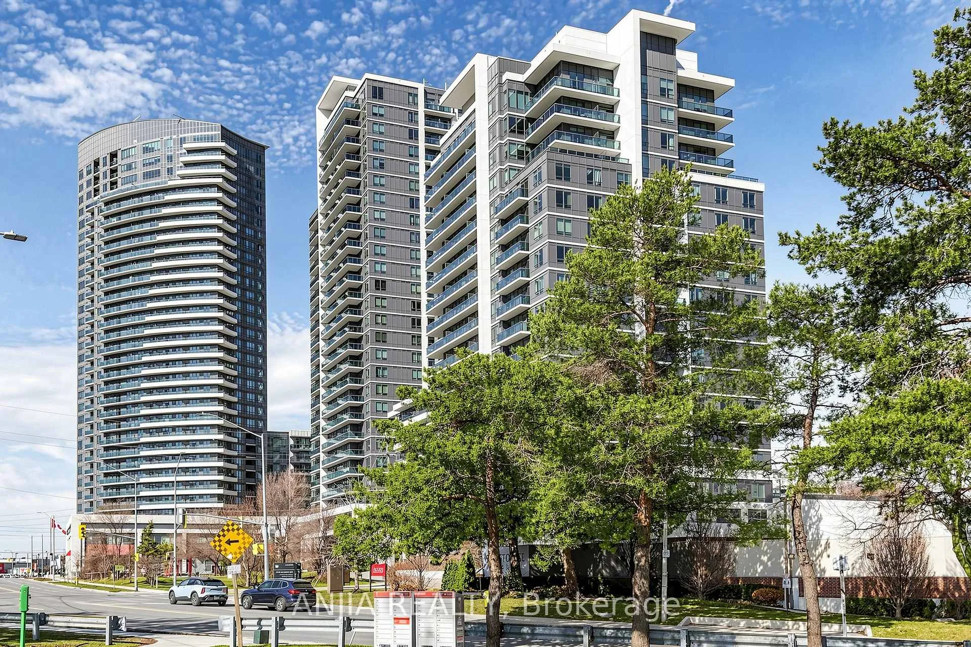 Photo 2 of Unit 331, 7161 Yonge Street, Markham, Thornhill — HOMEH