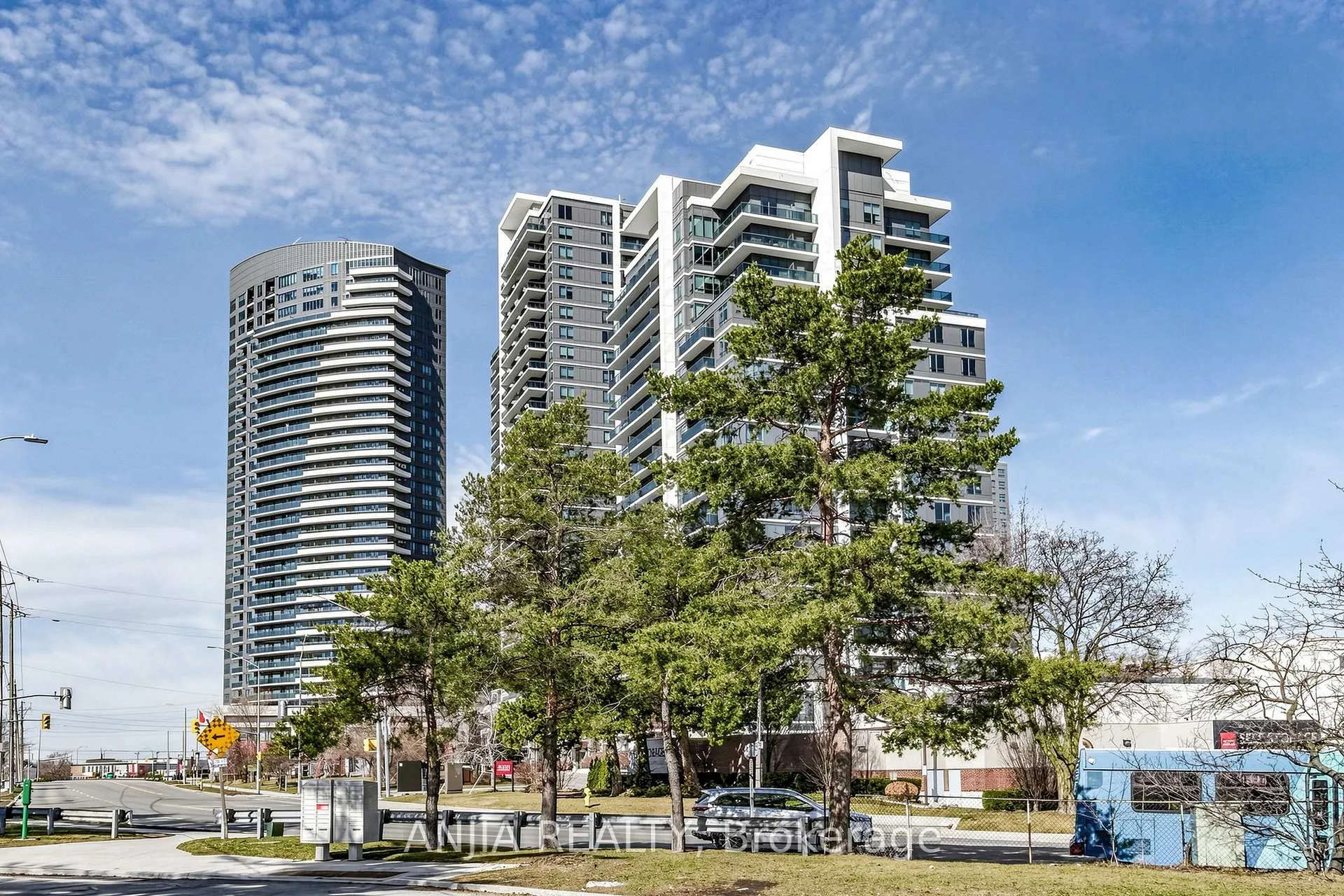 Photo 3 of Unit 331, 7161 Yonge Street, Markham, Thornhill — HOMEH