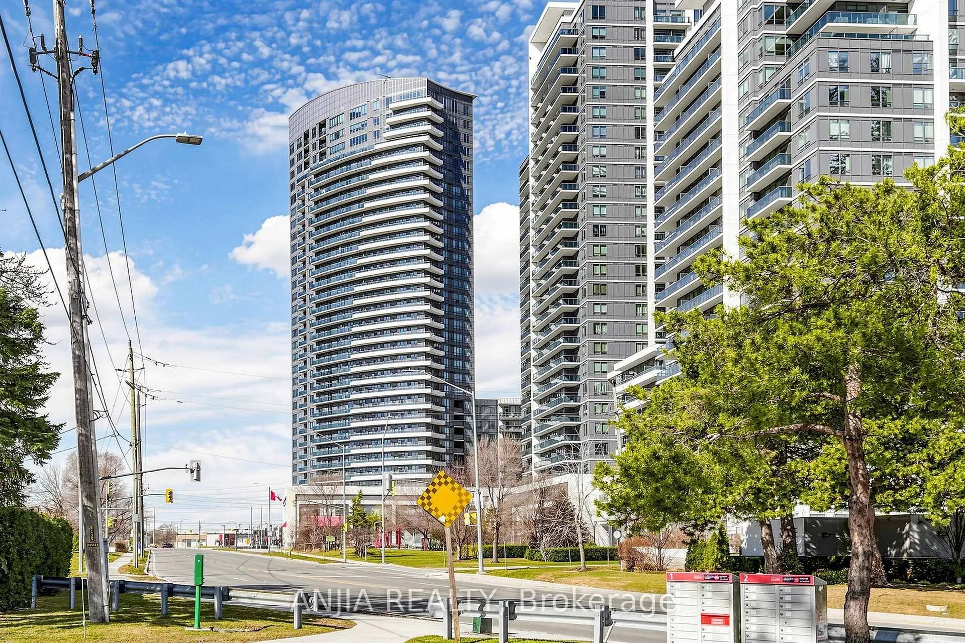 Photo 4 of Unit 331, 7161 Yonge Street, Markham, Thornhill — HOMEH