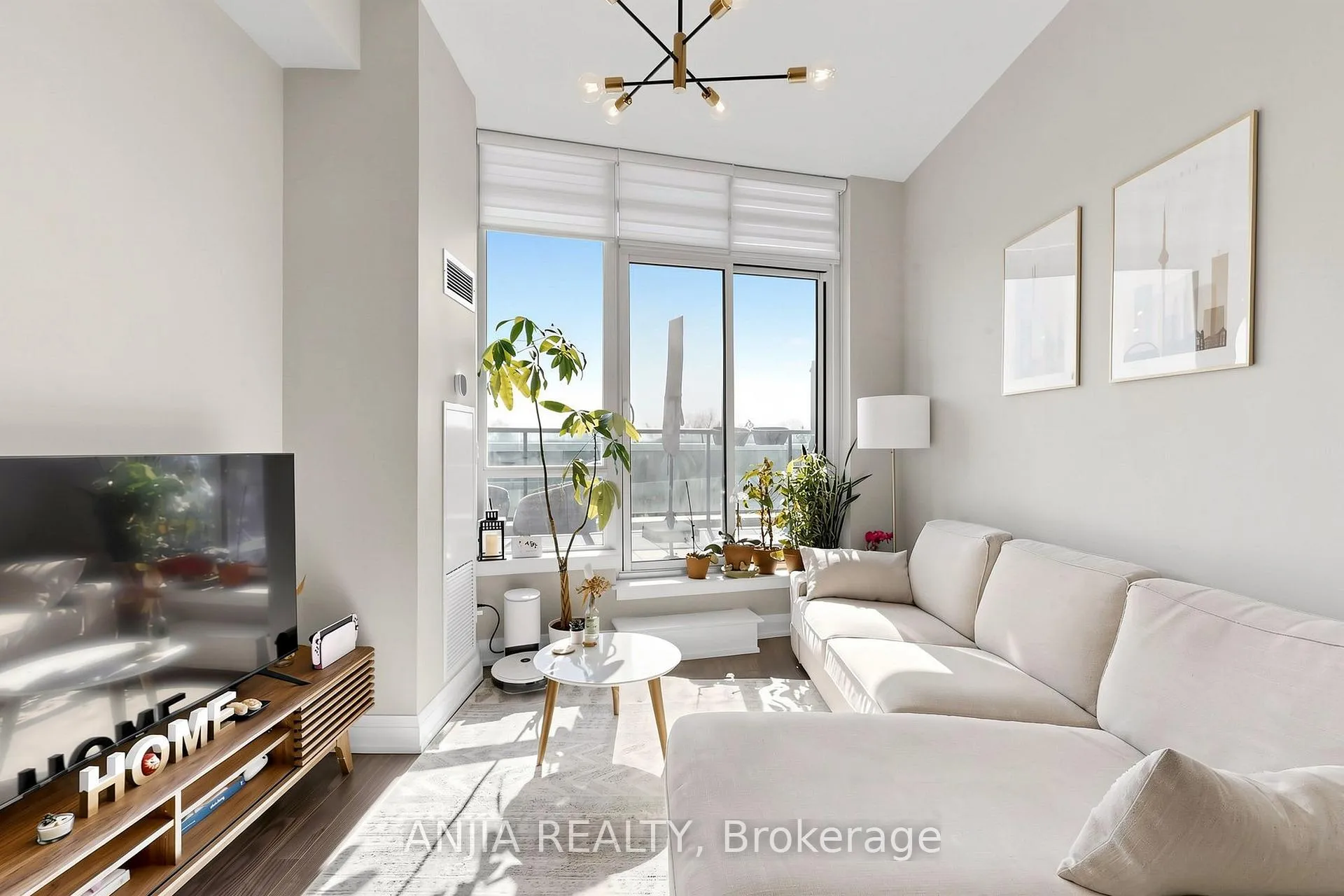 Photo 5 of Unit 331, 7161 Yonge Street, Markham, Thornhill — HOMEH