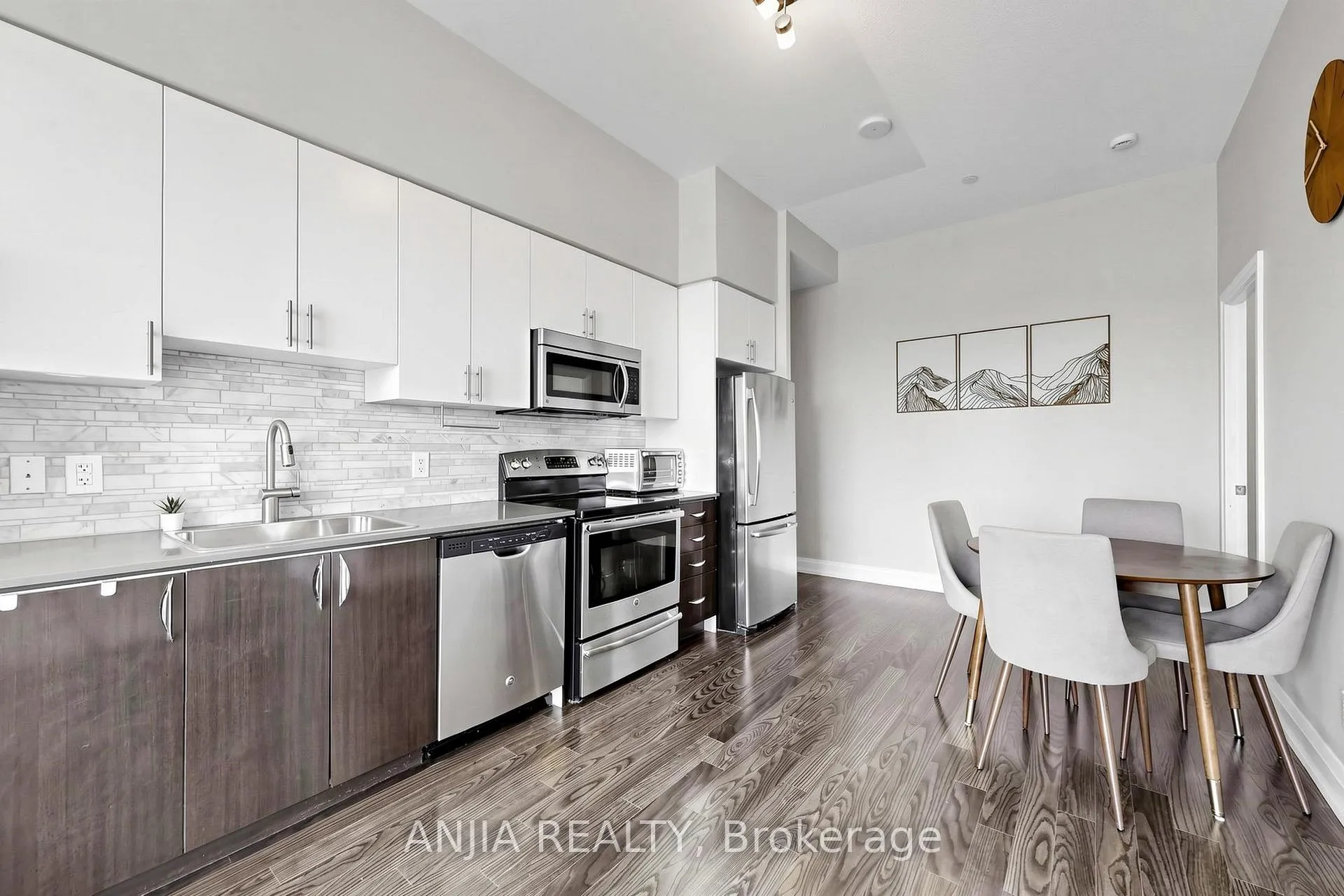 Photo 6 of Unit 331, 7161 Yonge Street, Markham, Thornhill — HOMEH