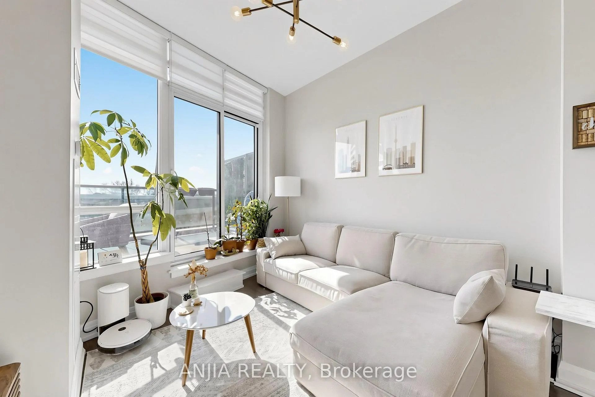 Photo 7 of Unit 331, 7161 Yonge Street, Markham, Thornhill — HOMEH