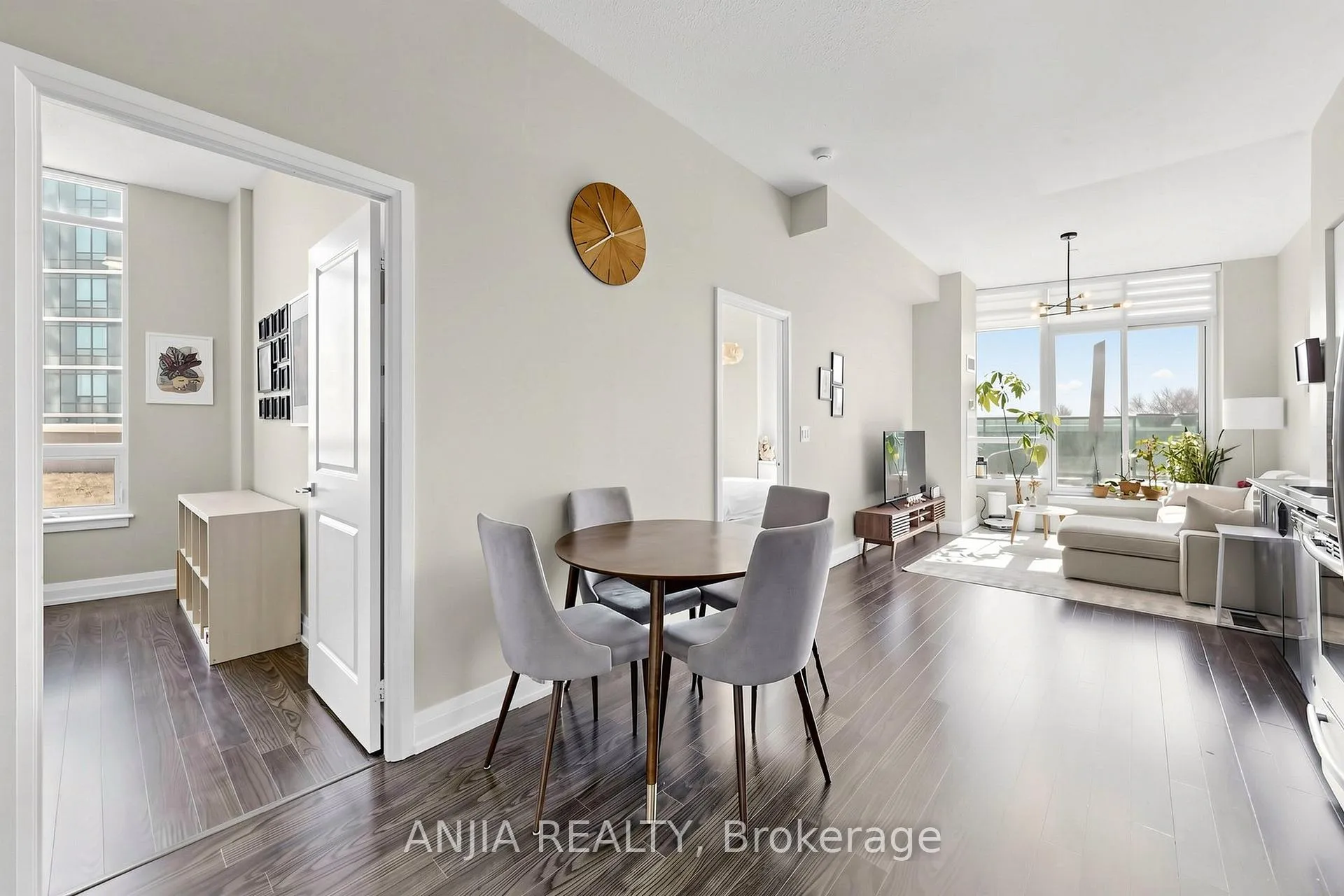 Photo 9 of Unit 331, 7161 Yonge Street, Markham, Thornhill — HOMEH