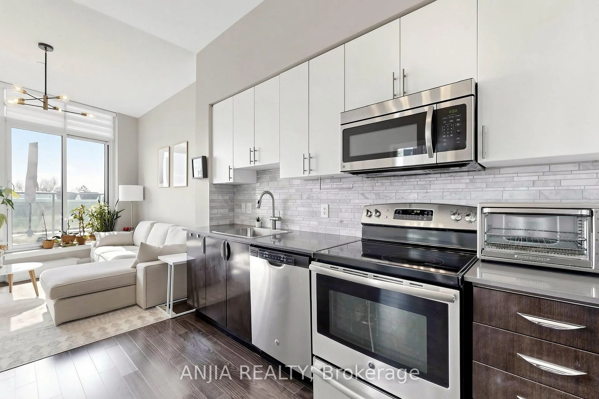 Photo 10 of Unit 331, 7161 Yonge Street, Markham, Thornhill — HOMEH