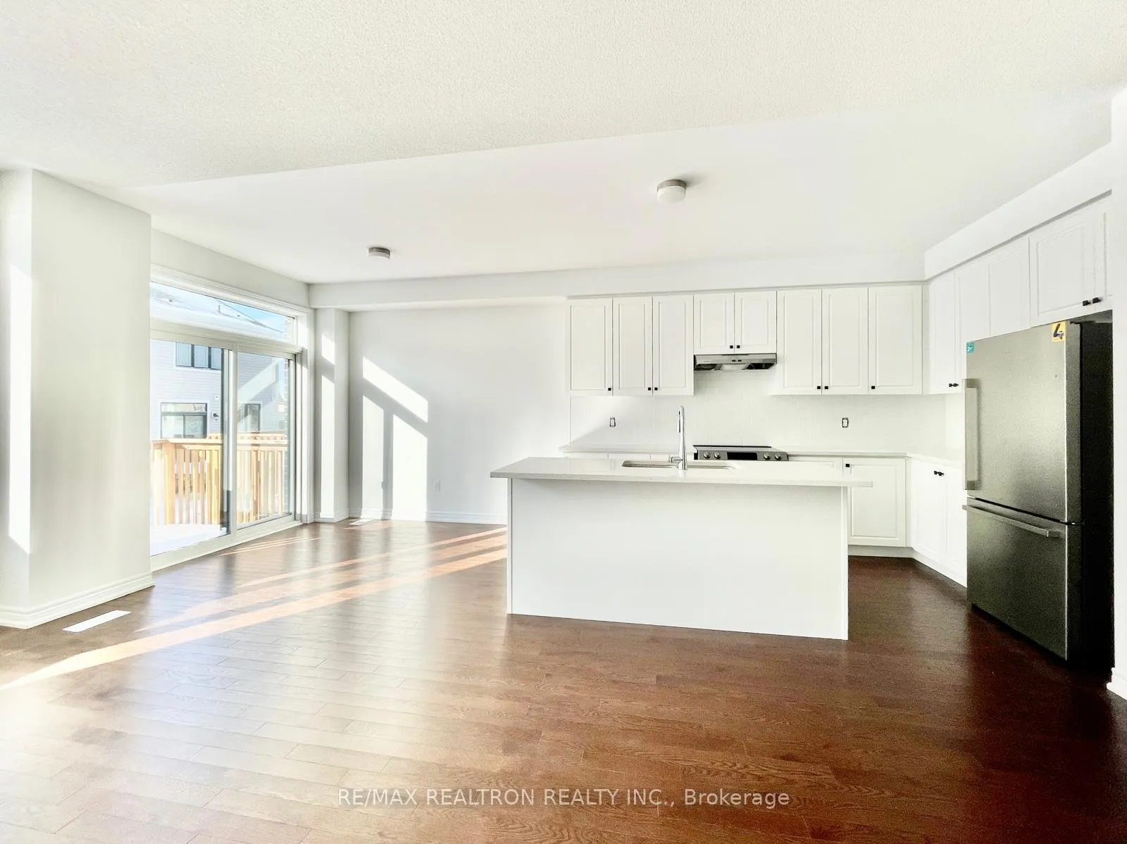 Photo 4 of 83 Milady Crescent, Barrie, Rural Barrie Southeast — HOMEH