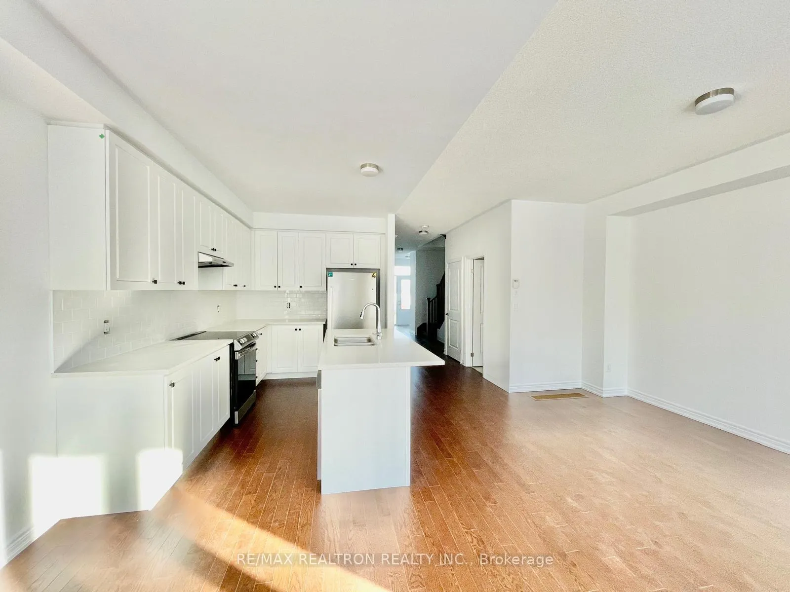 Photo 5 of 83 Milady Crescent, Barrie, Rural Barrie Southeast — HOMEH
