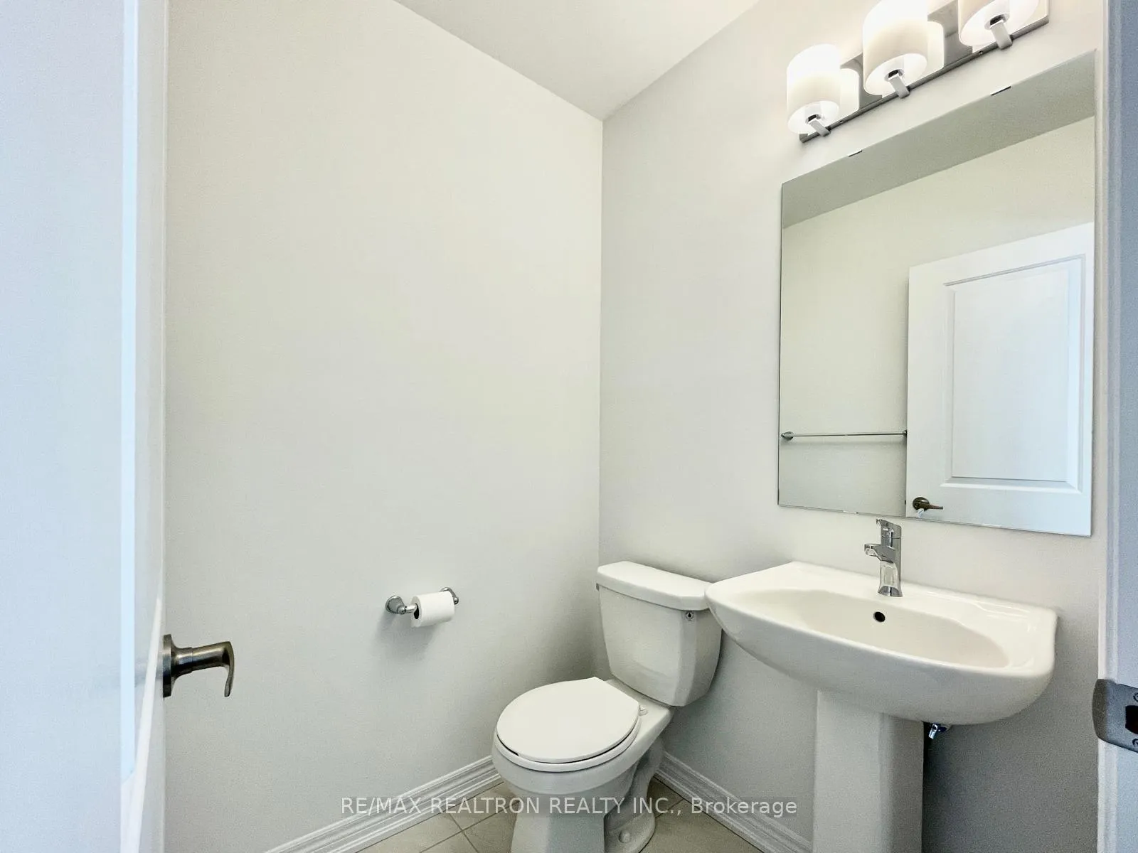 Photo 7 of 83 Milady Crescent, Barrie, Rural Barrie Southeast — HOMEH