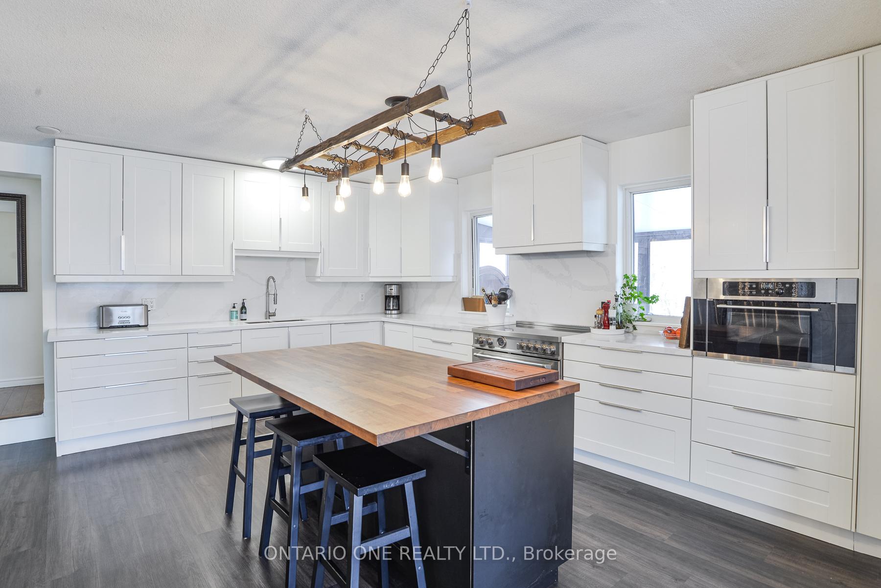 Photo 1 of 811 Bay Street, Gravenhurst, Muskoka (S) — HOMEH