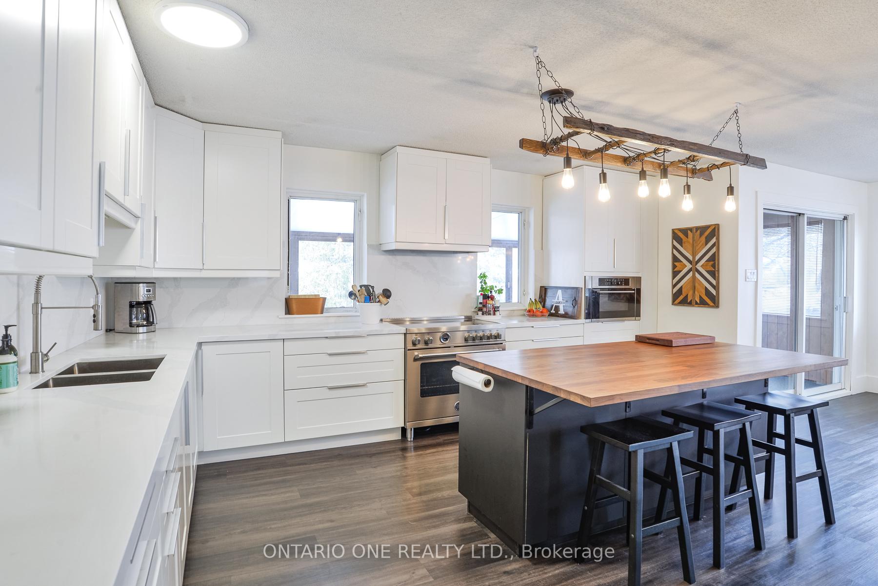 Photo 7 of 811 Bay Street, Gravenhurst, Muskoka (S) — HOMEH