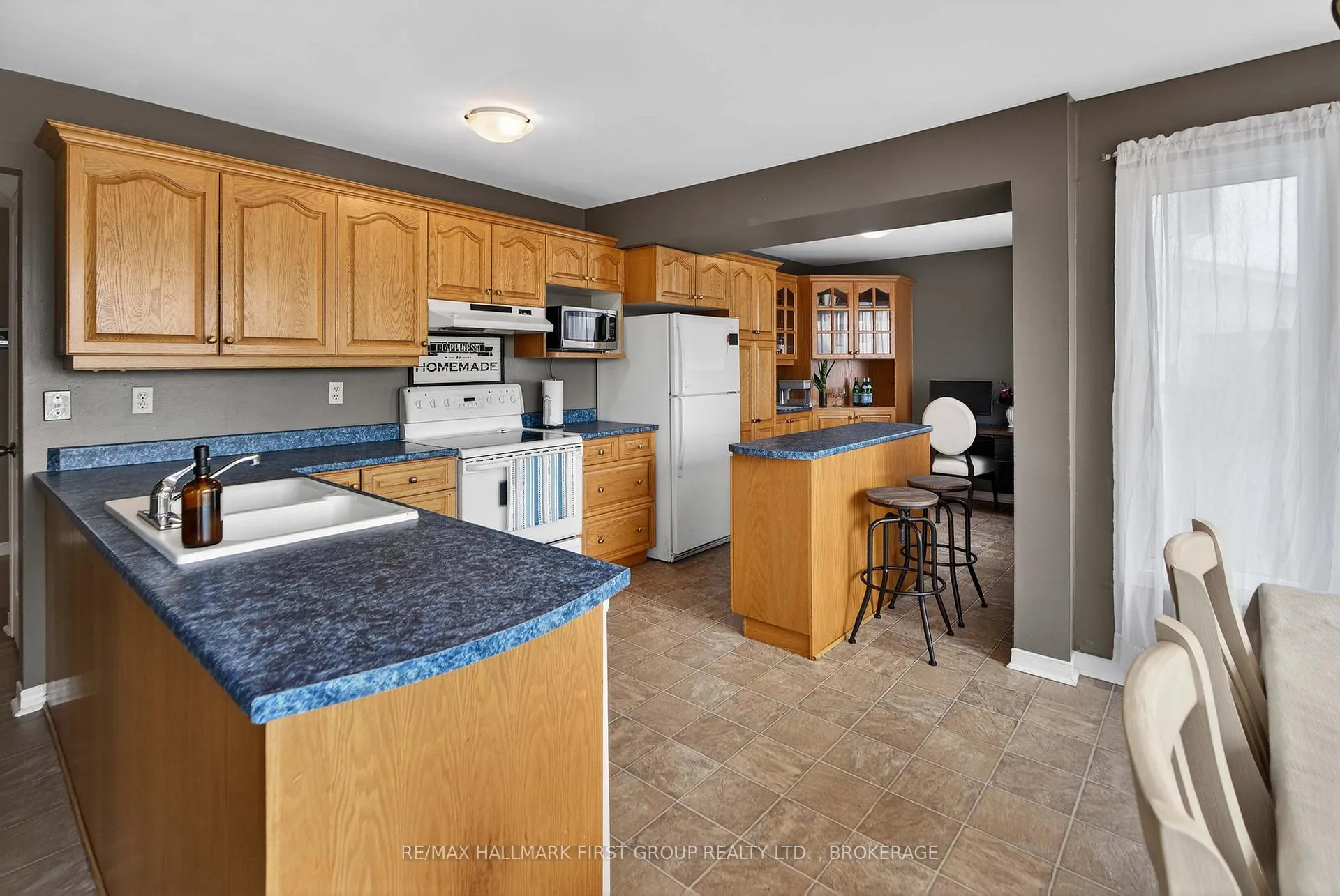 Photo 15 of 814 Cataraqui Woods Drive, Kingston, City Northwest — HOMEH