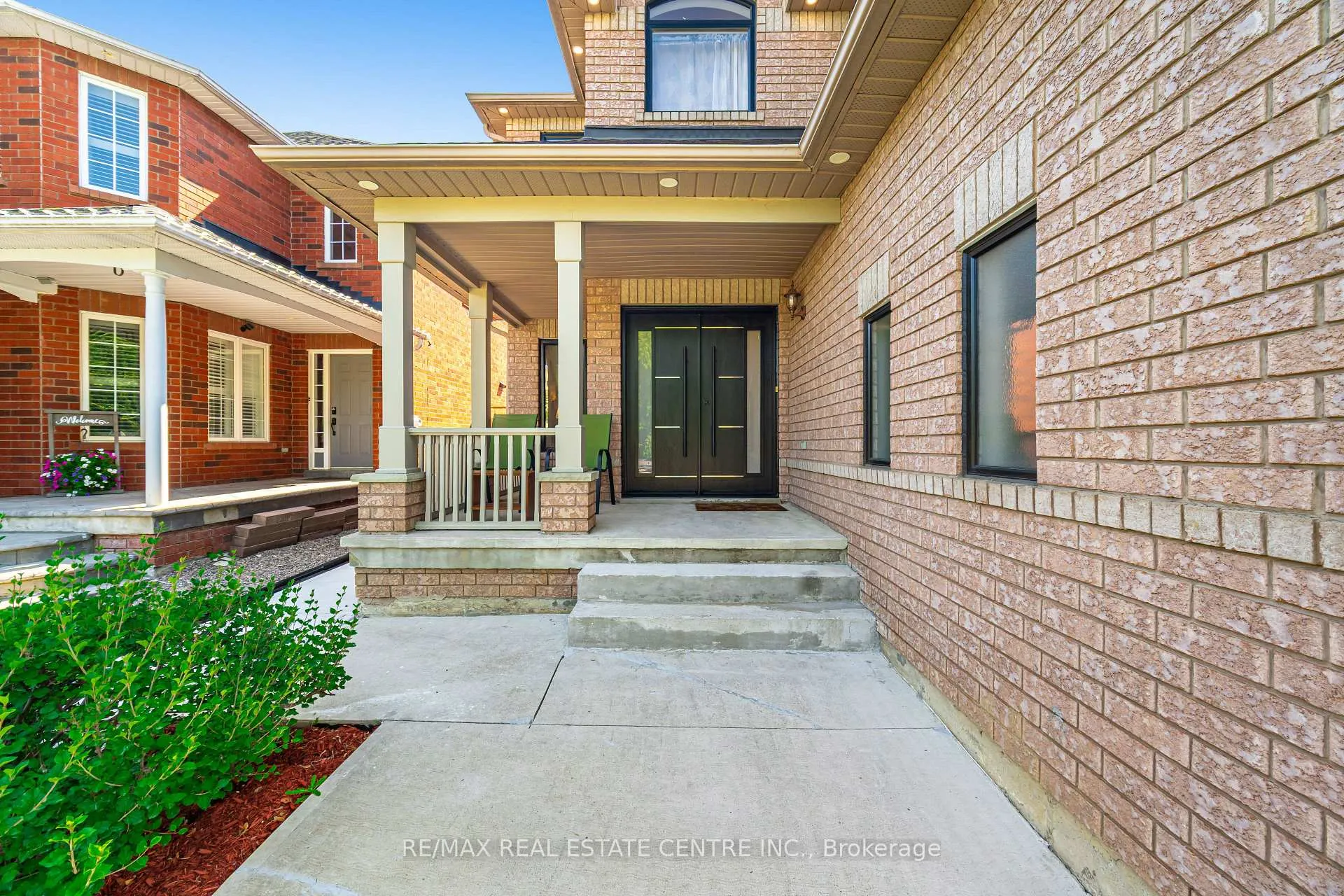 Photo 3 of 46 Lakefield Road, Brampton, Snelgrove — HOMEH