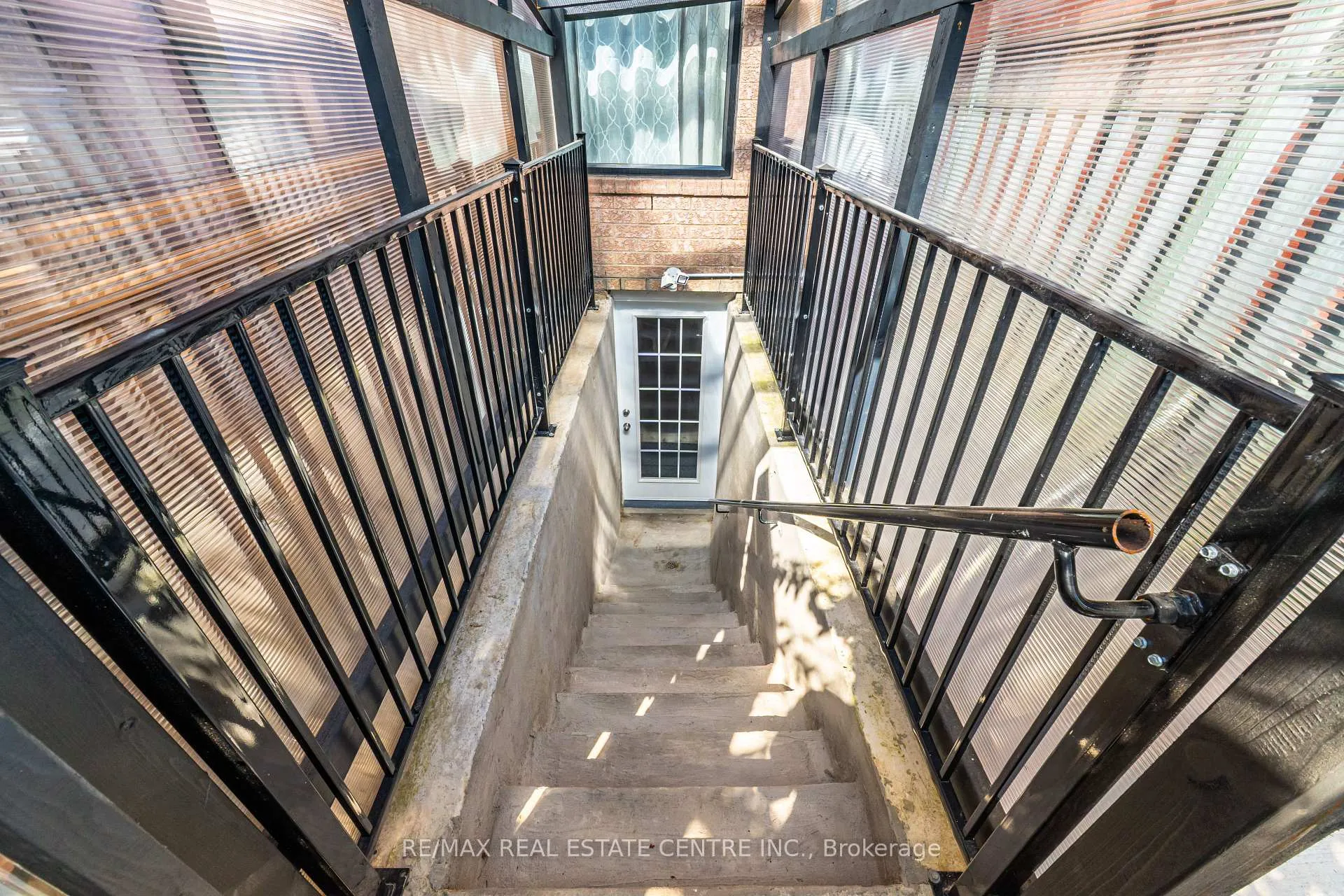 Photo 37 of 46 Lakefield Road, Brampton, Snelgrove — HOMEH