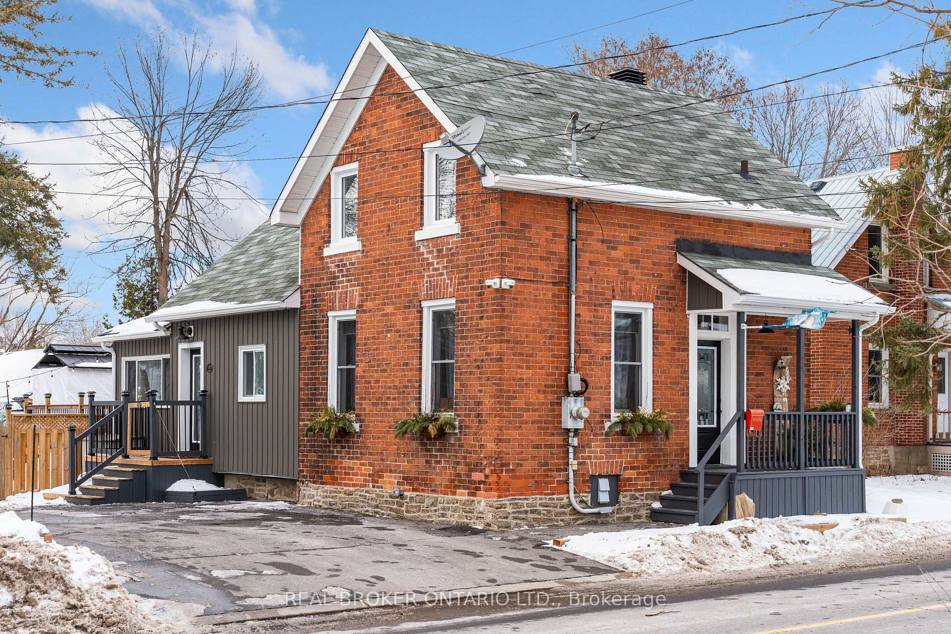 Front of 133 Nelson Street E