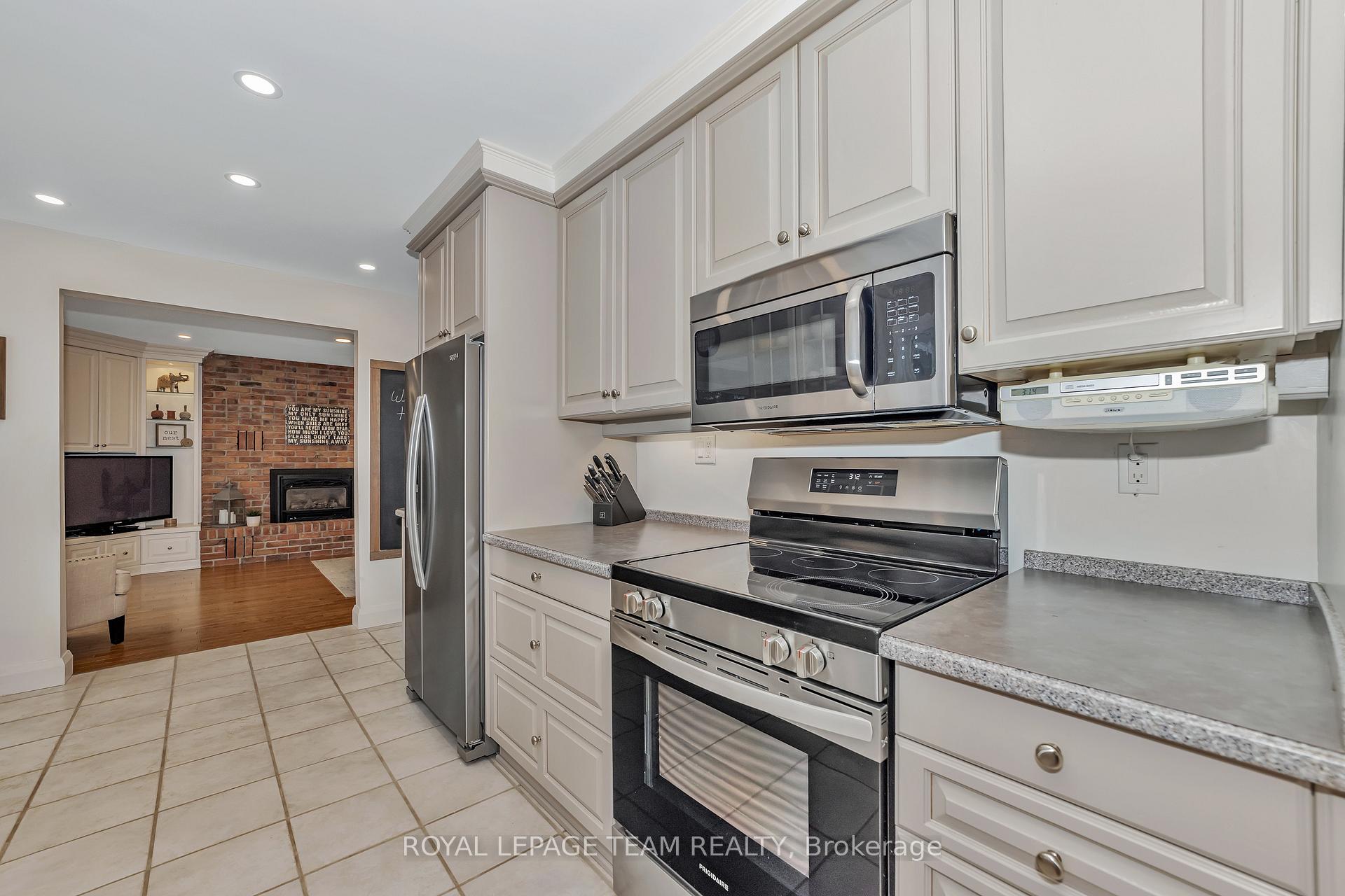 Photo 12 of 129 Ridgeview Drive, Ottawa, Carp — HOMEH