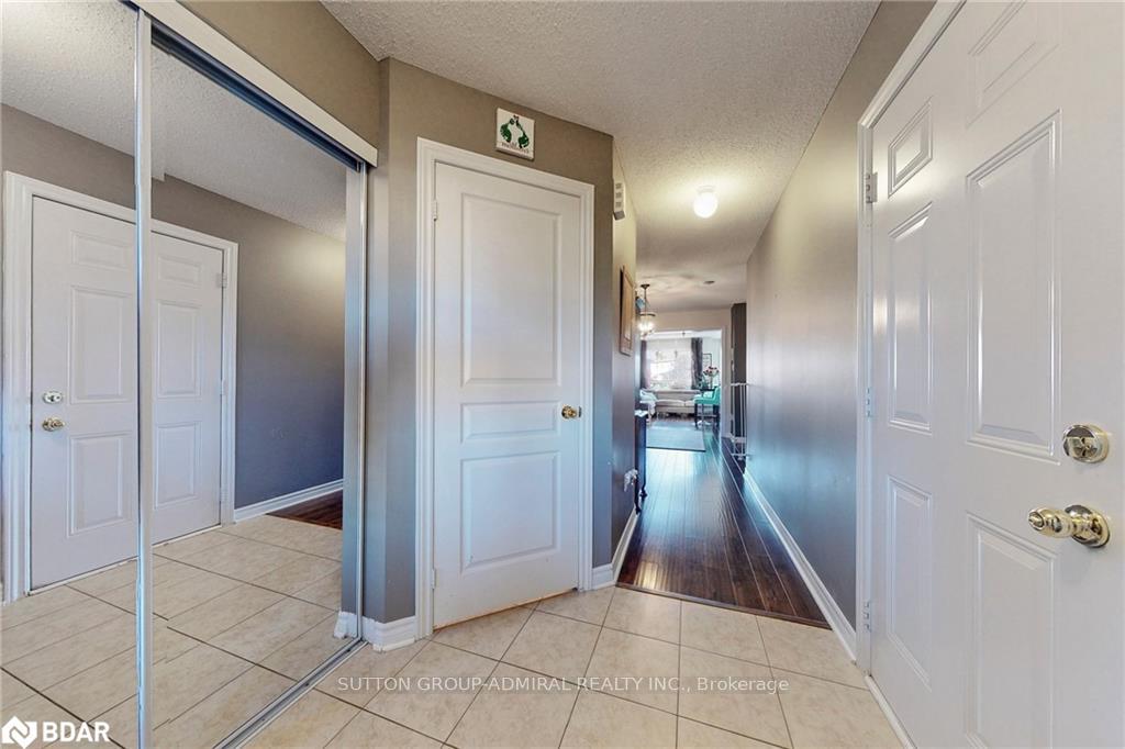 Photo 2 of 28 Lancaster Court, Barrie, Innis-Shore — HOMEH