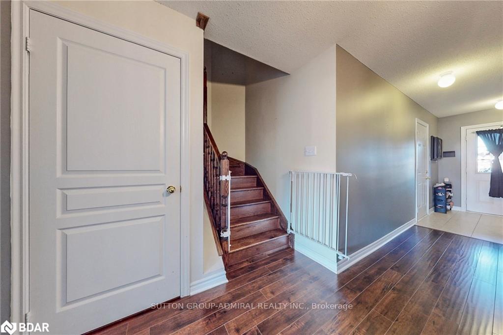 Photo 3 of 28 Lancaster Court, Barrie, Innis-Shore — HOMEH