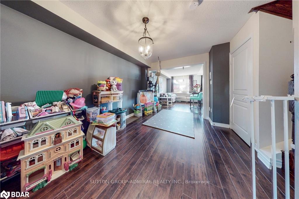 Photo 4 of 28 Lancaster Court, Barrie, Innis-Shore — HOMEH