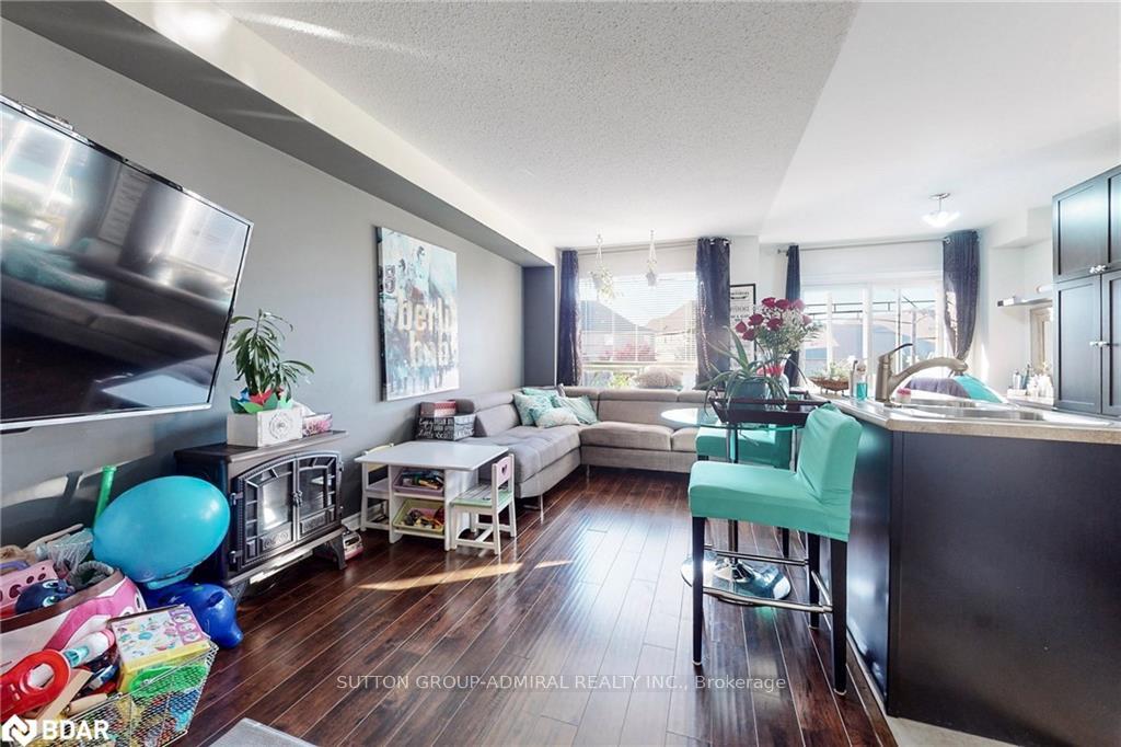 Photo 5 of 28 Lancaster Court, Barrie, Innis-Shore — HOMEH