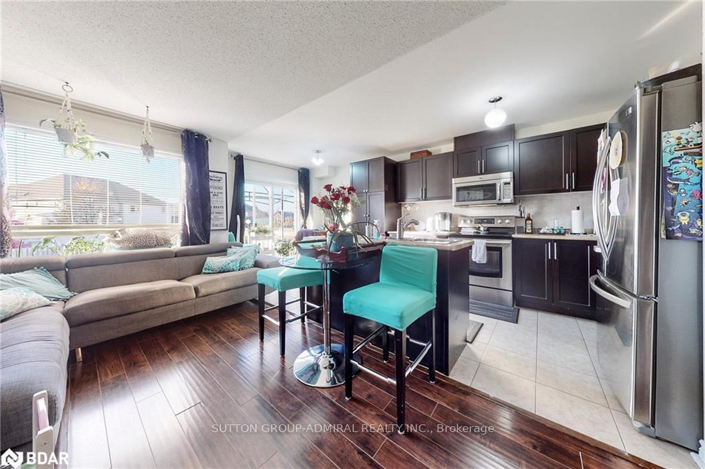 Photo 6 of 28 Lancaster Court, Barrie, Innis-Shore — HOMEH