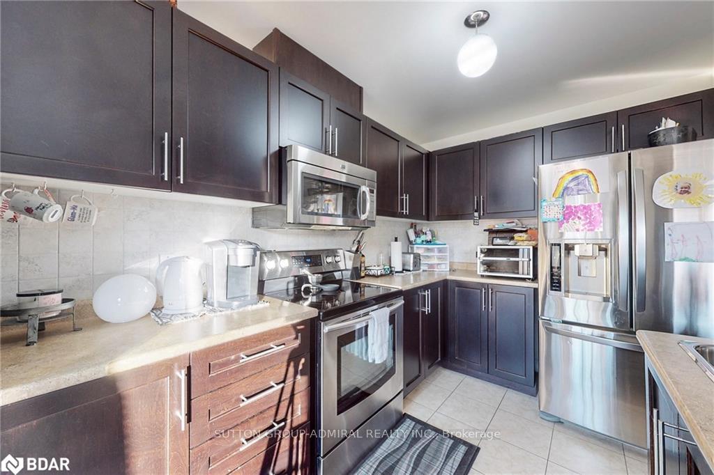 Photo 8 of 28 Lancaster Court, Barrie, Innis-Shore — HOMEH