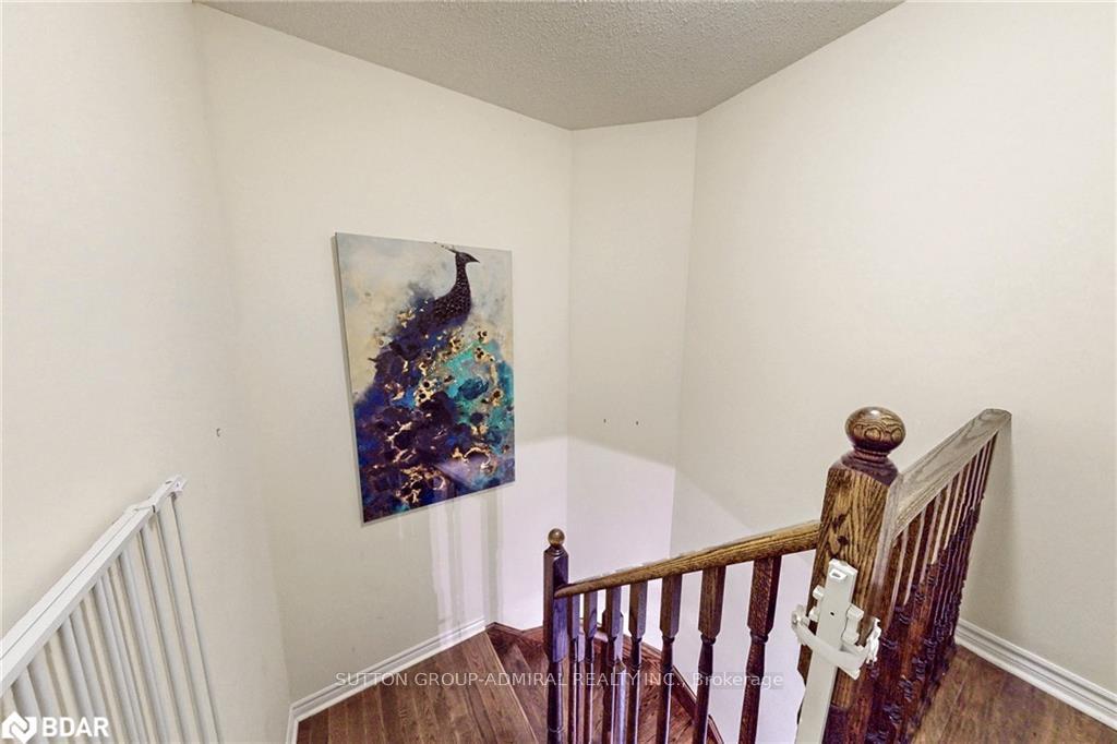 Photo 9 of 28 Lancaster Court, Barrie, Innis-Shore — HOMEH