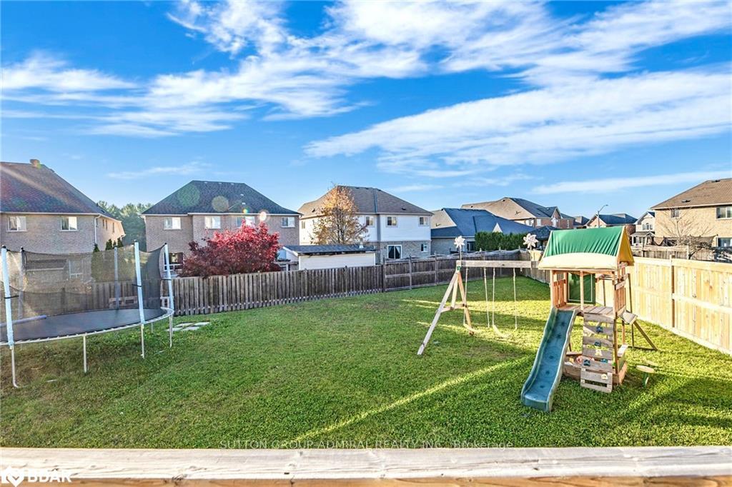 Photo 10 of 28 Lancaster Court, Barrie, Innis-Shore — HOMEH
