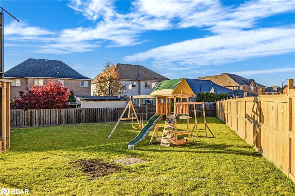 Photo 11 of 28 Lancaster Court, Barrie, Innis-Shore — HOMEH