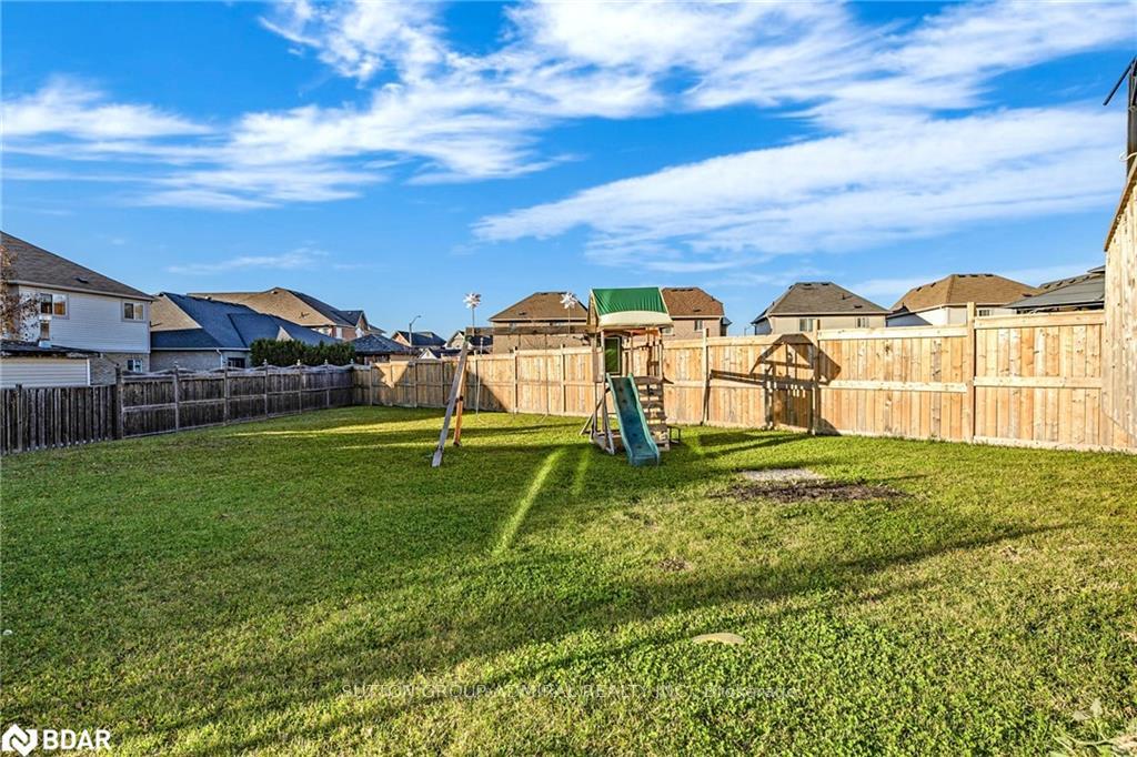 Photo 12 of 28 Lancaster Court, Barrie, Innis-Shore — HOMEH
