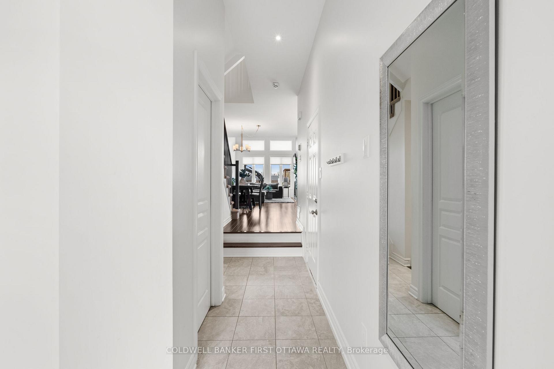 Photo 3 of 802 Carnelian Crescent, Ottawa, Riverside South/Gloucester Glen — HOMEH
