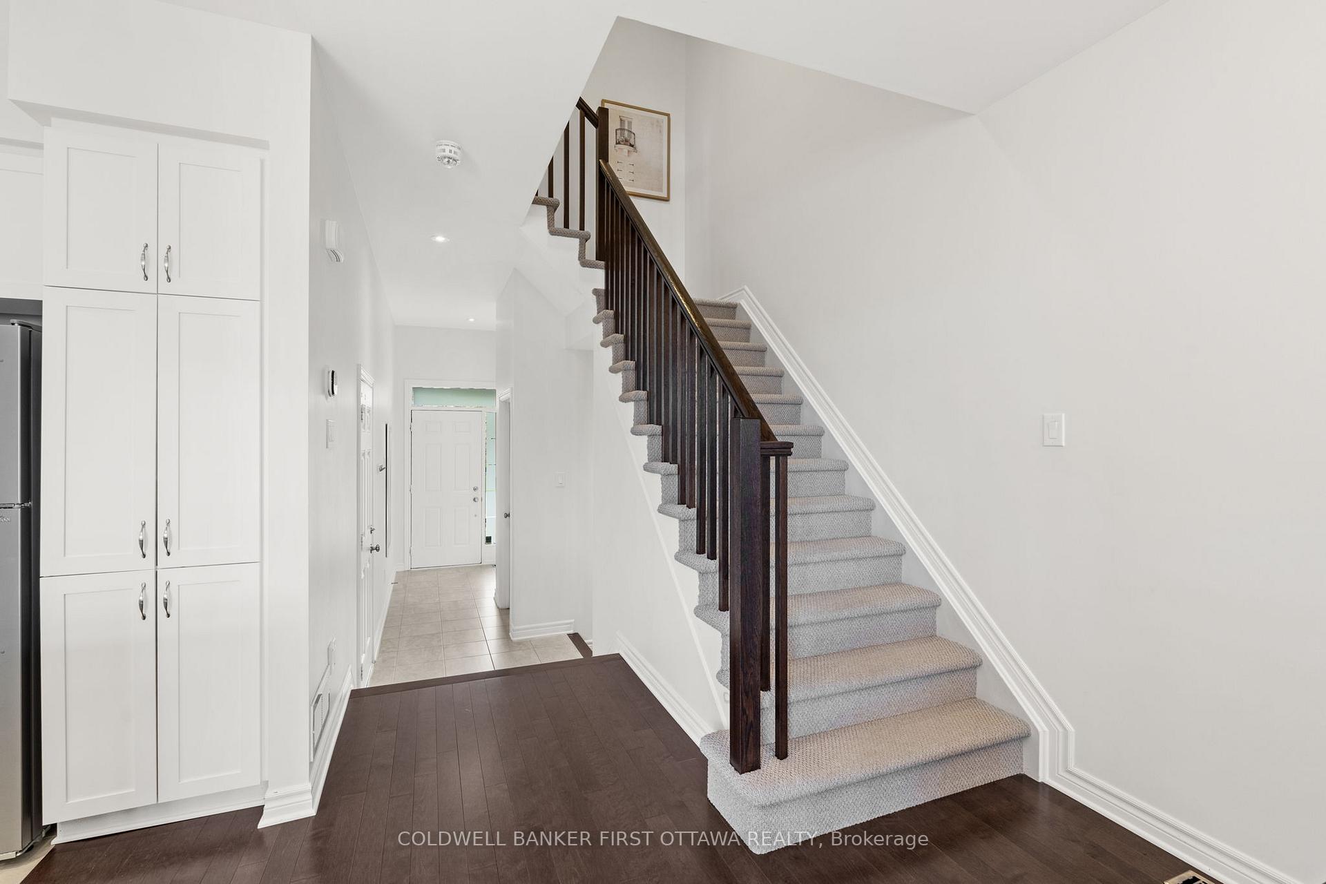 Photo 4 of 802 Carnelian Crescent, Ottawa, Riverside South/Gloucester Glen — HOMEH