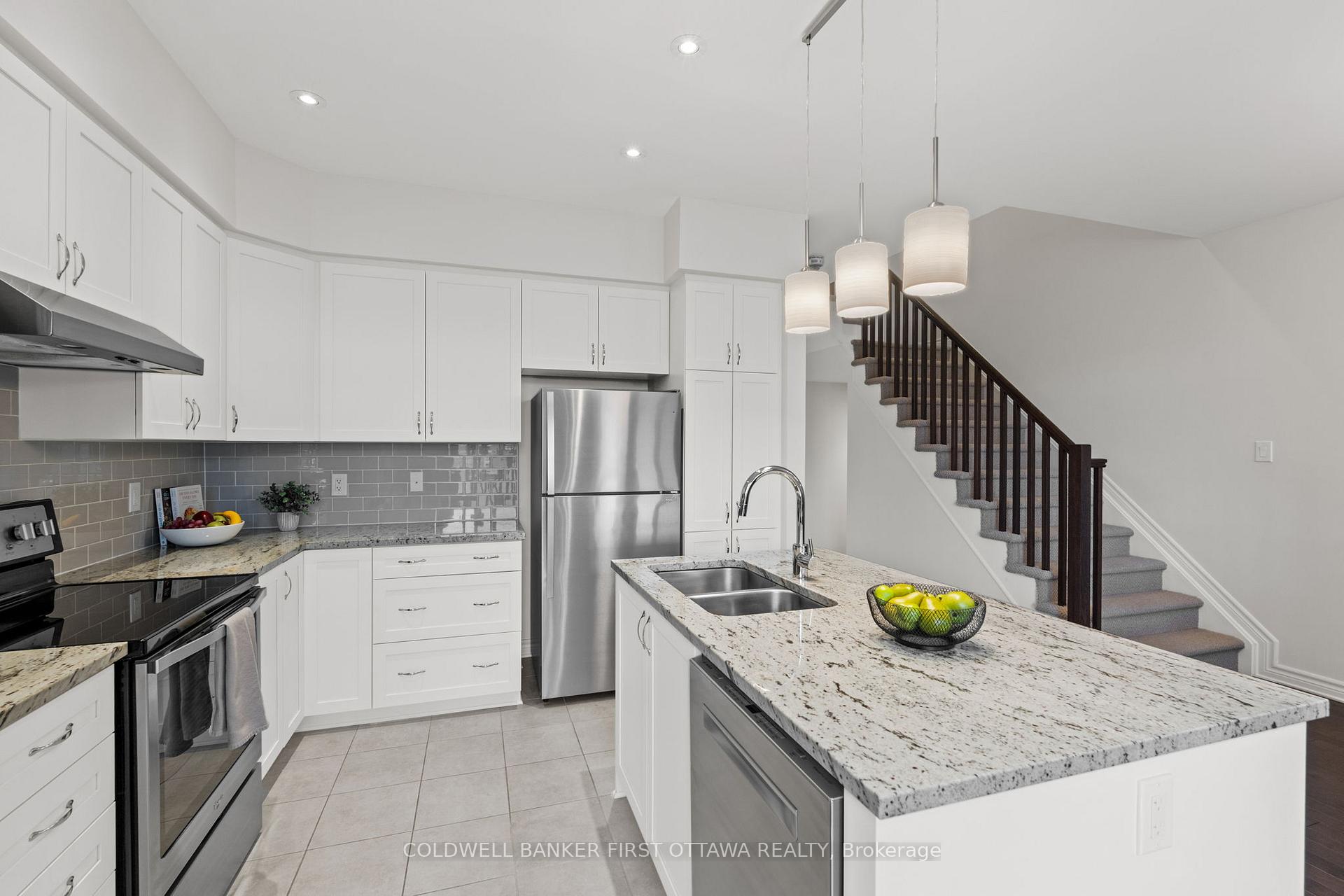 Photo 5 of 802 Carnelian Crescent, Ottawa, Riverside South/Gloucester Glen — HOMEH