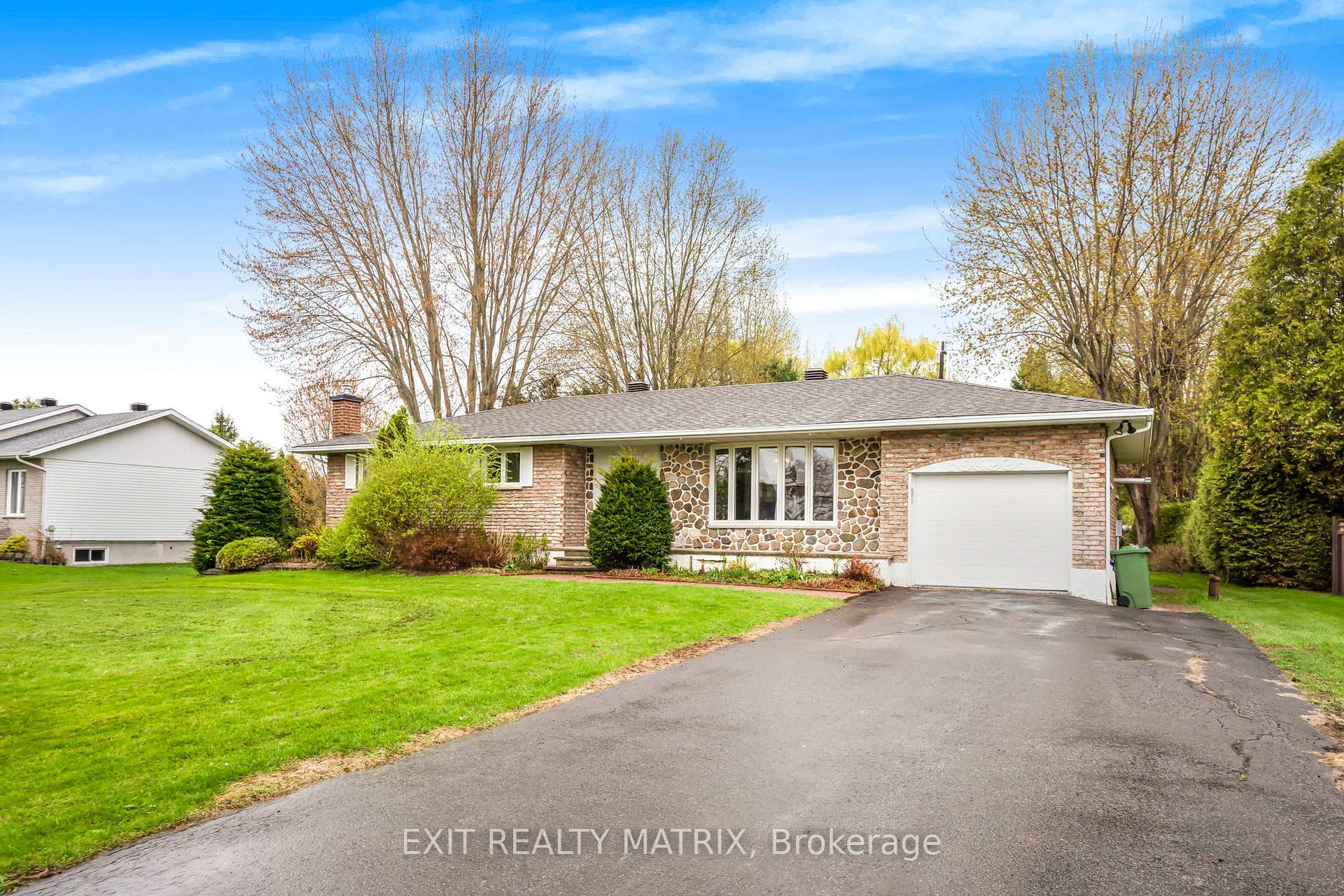 Photo 1 of 31 Front Road, Champlain, L'Orignal — HOMEH