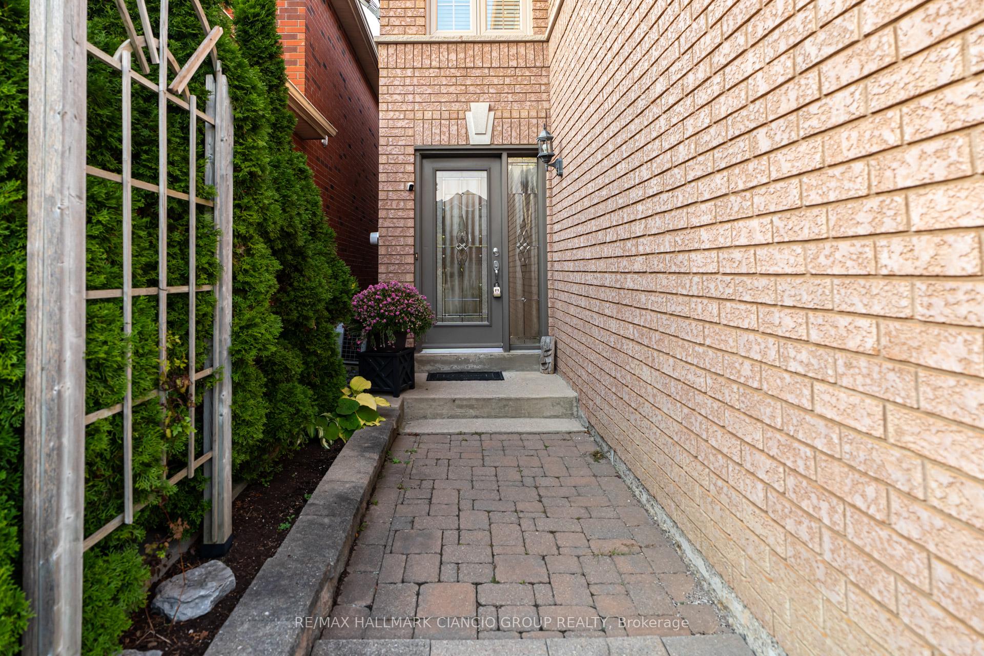 Photo 2 of 126 Rush Road, Aurora, Bayview Wellington — HOMEH