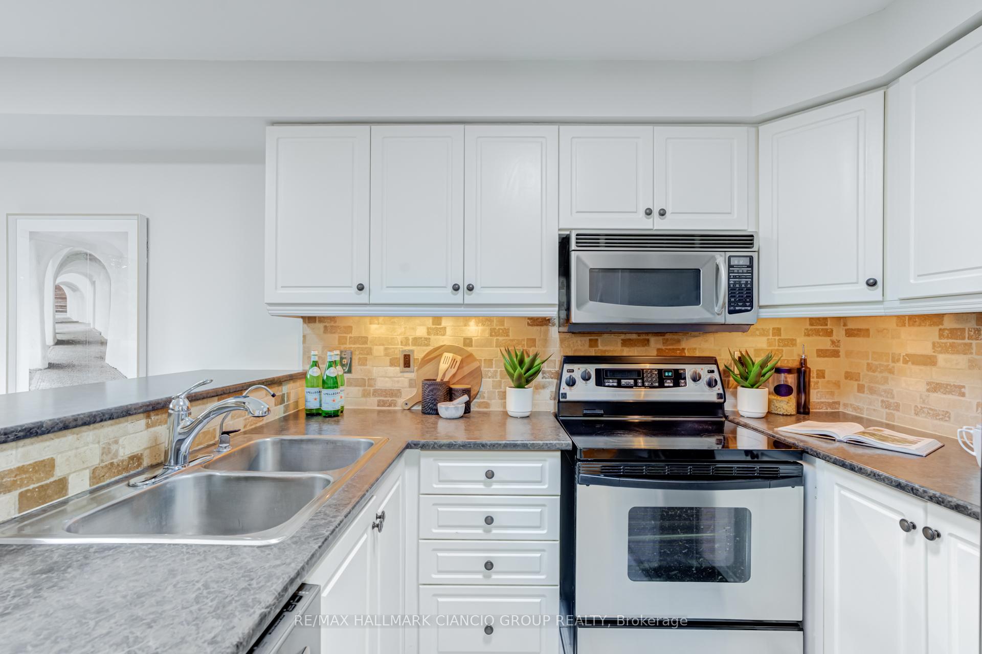 Photo 9 of 126 Rush Road, Aurora, Bayview Wellington — HOMEH