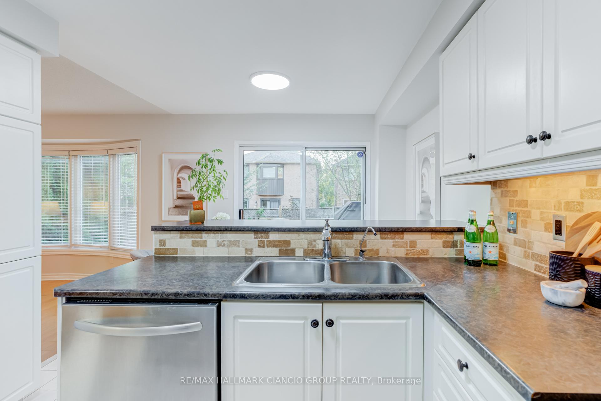 Photo 10 of 126 Rush Road, Aurora, Bayview Wellington — HOMEH