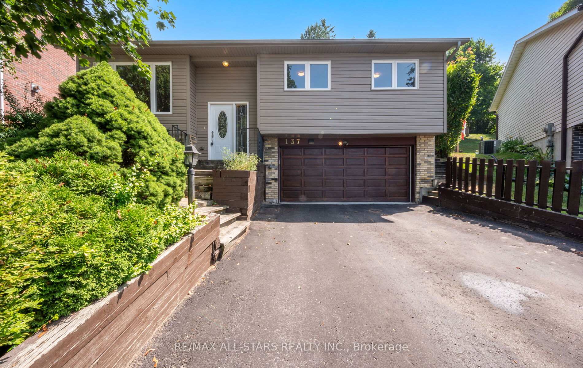 Photo 2 of 137 Connaught Crescent, Caledon, Bolton West — HOMEH