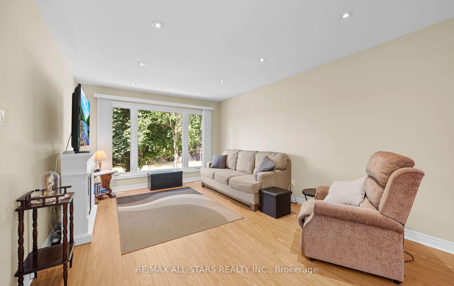 Photo 3 of 137 Connaught Crescent, Caledon, Bolton West — HOMEH