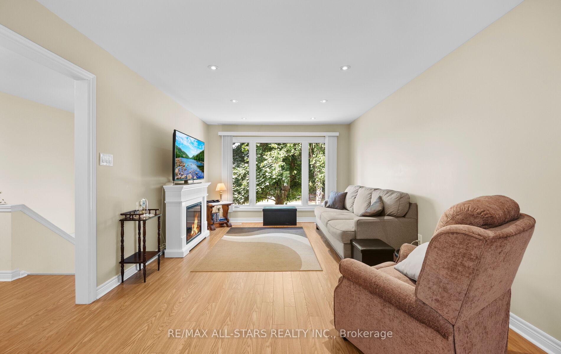 Photo 5 of 137 Connaught Crescent, Caledon, Bolton West — HOMEH
